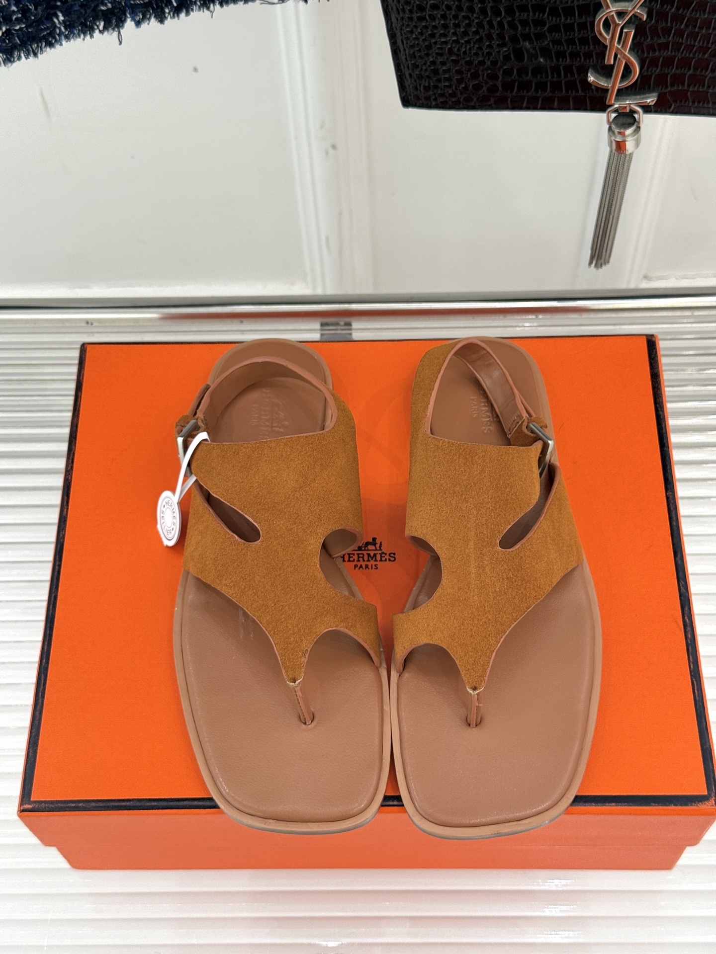 Hermès/爱马仕25WF春夏新品
方头Karen夹脚凉鞋
经典配色搭配时尚的几何图形设计
为这款凉