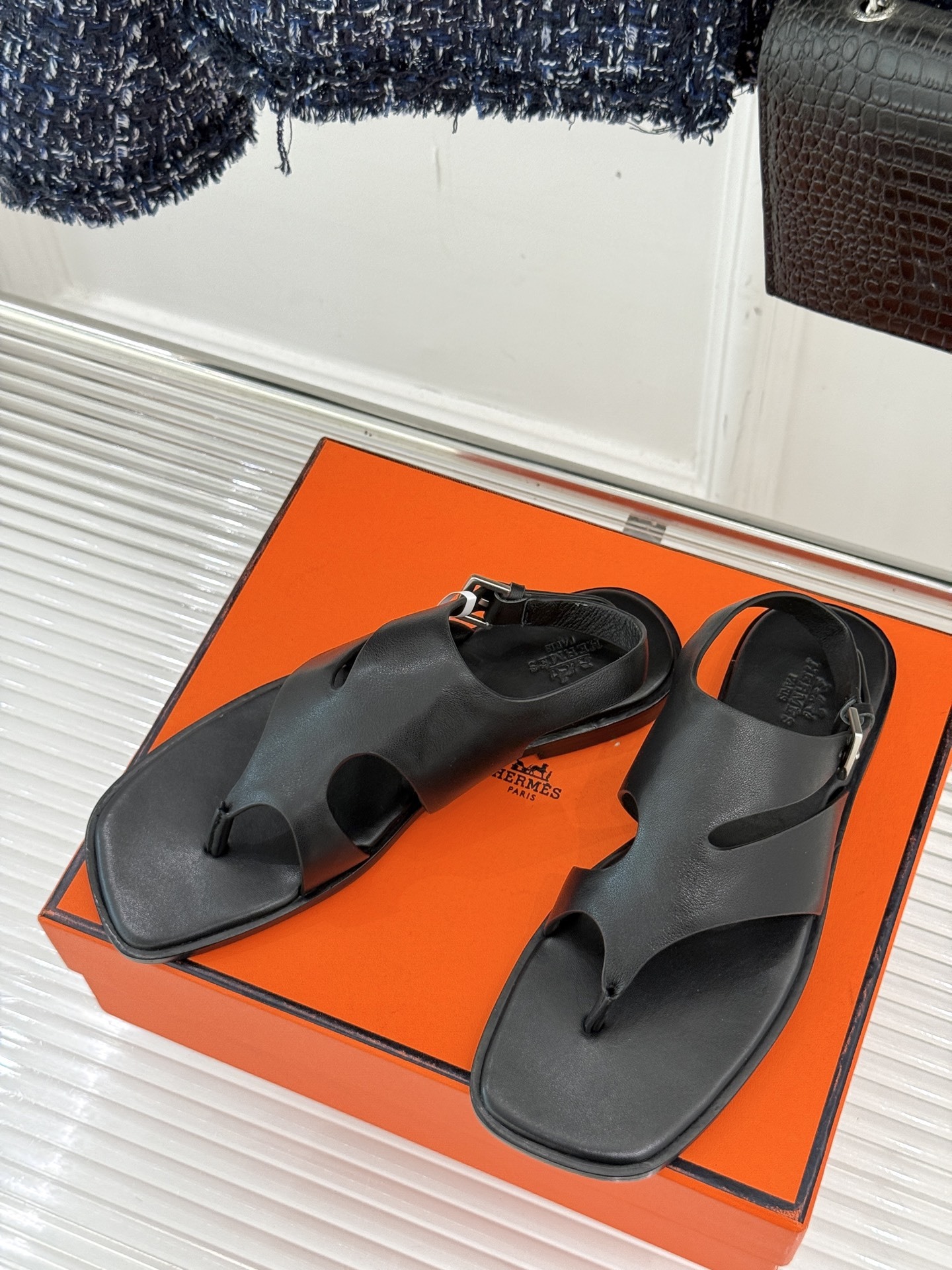 Hermès/爱马仕25WF春夏新品
方头Karen夹脚凉鞋
经典配色搭配时尚的几何图形设计
为这款凉