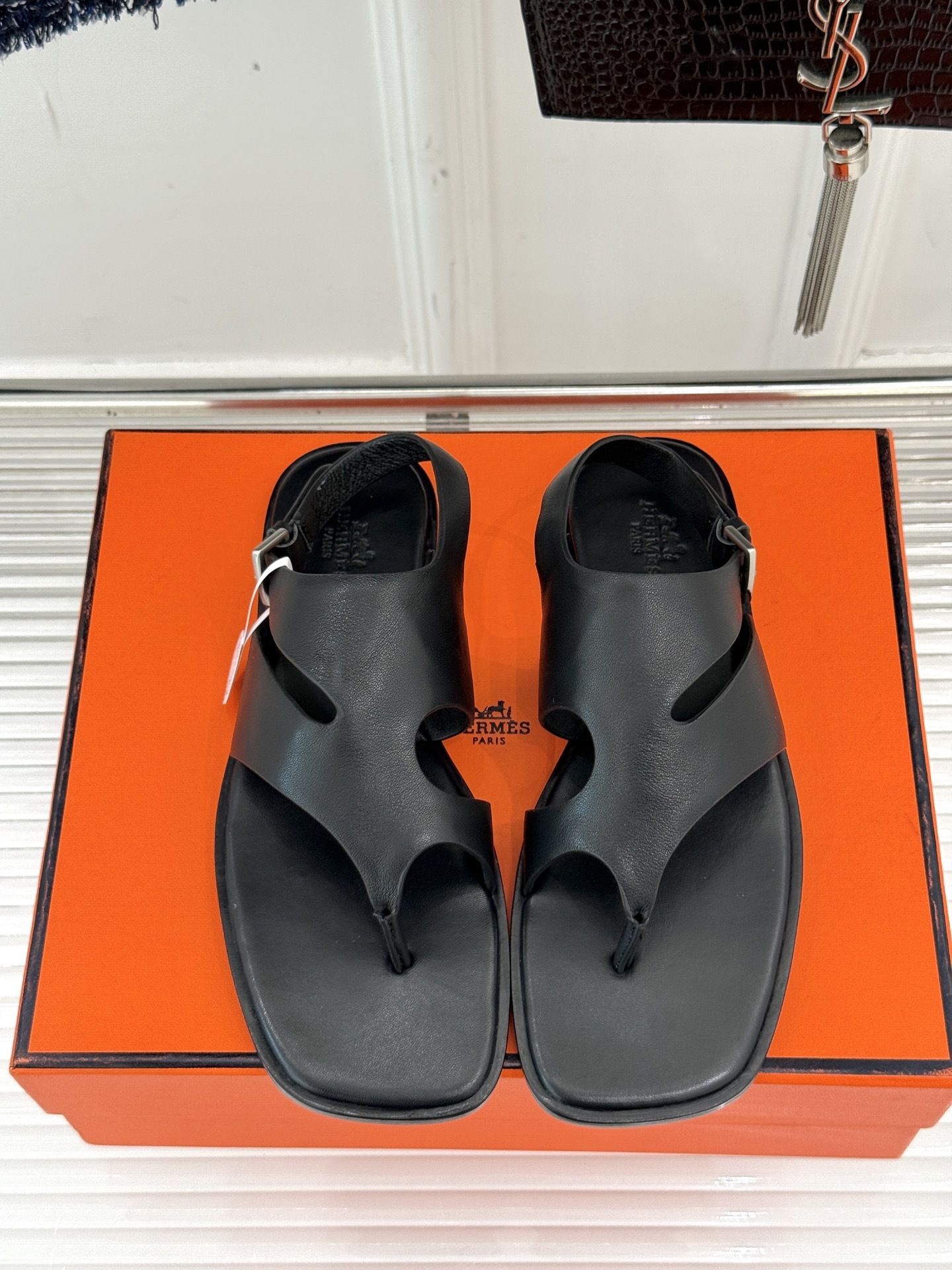 Hermès/爱马仕25WF春夏新品
方头Karen夹脚凉鞋
经典配色搭配时尚的几何图形设计
为这款凉