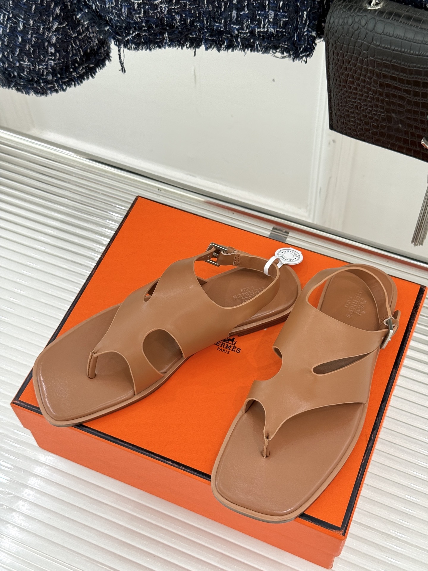 Hermès/爱马仕25WF春夏新品
方头Karen夹脚凉鞋
经典配色搭配时尚的几何图形设计
为这款凉