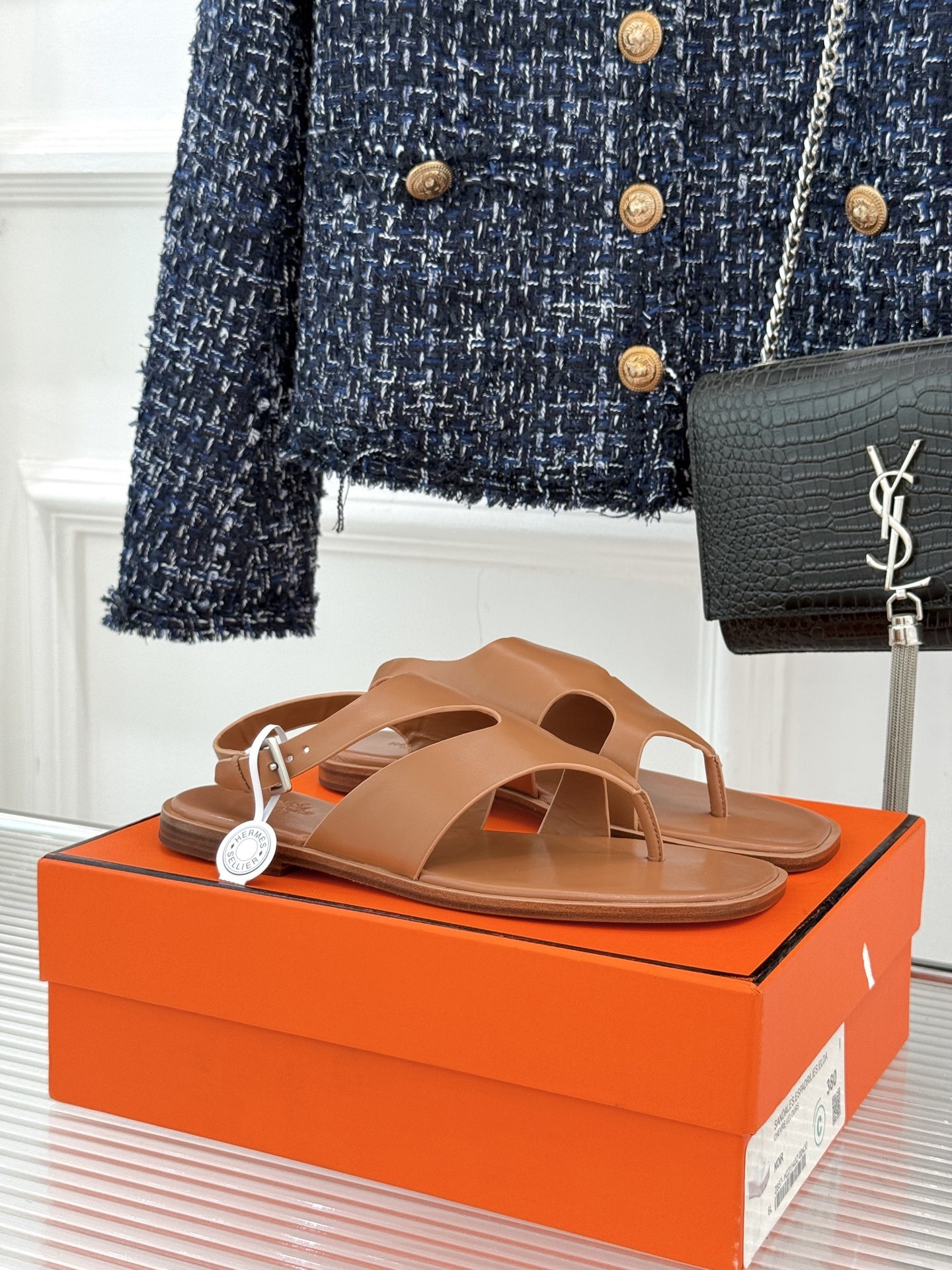Hermès/爱马仕25WF春夏新品
方头Karen夹脚凉鞋
经典配色搭配时尚的几何图形设计
为这款凉