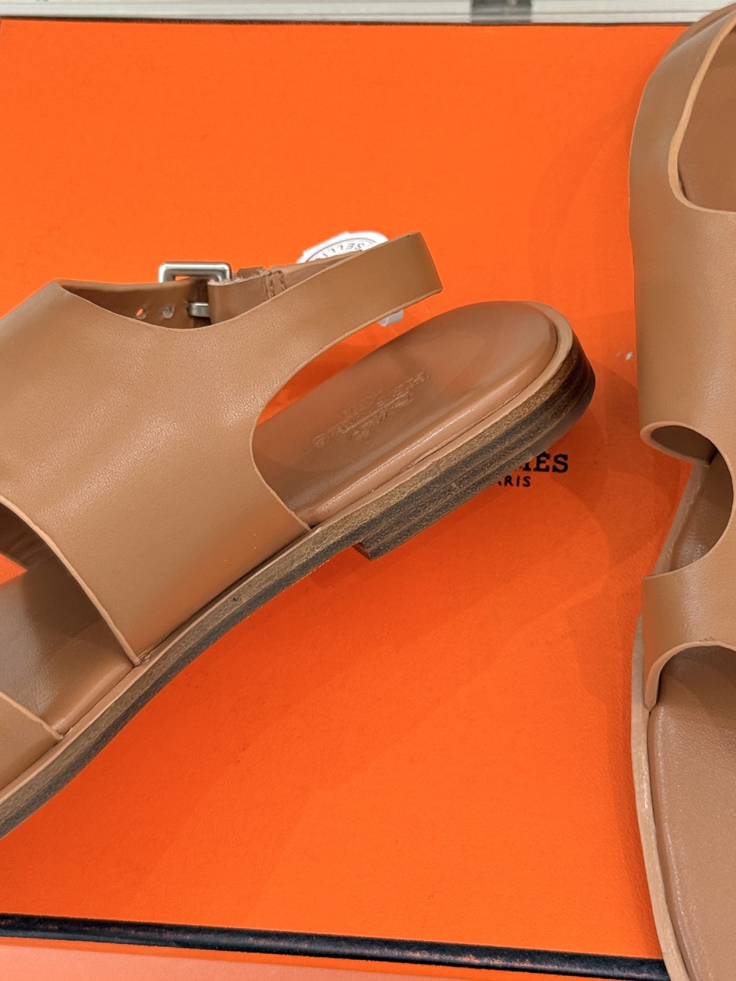 Hermès/爱马仕25WF春夏新品
方头Karen夹脚凉鞋
经典配色搭配时尚的几何图形设计
为这款凉