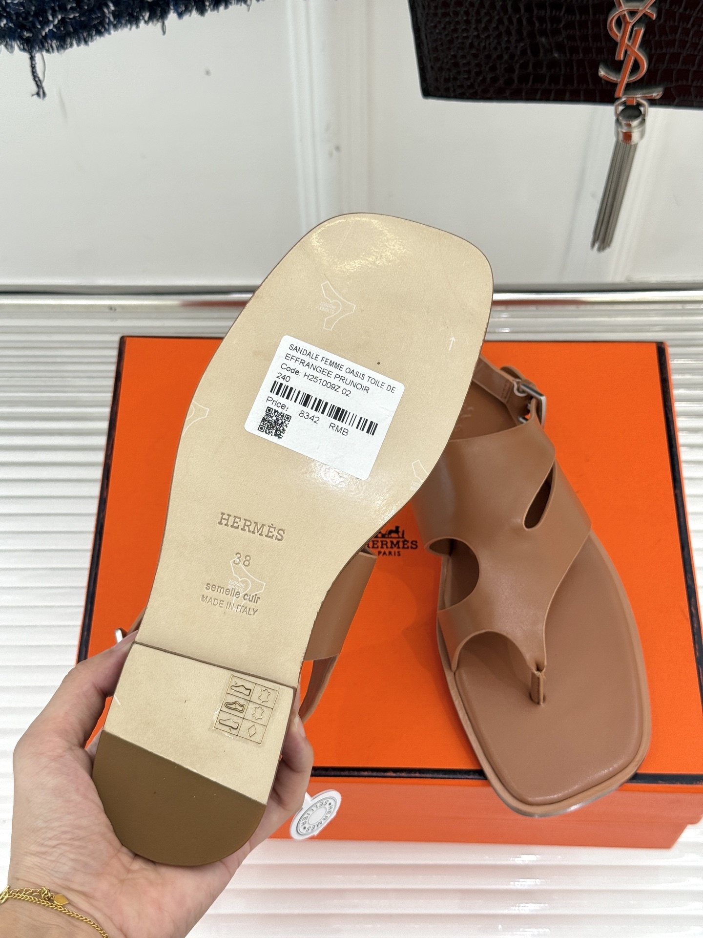 Hermès/爱马仕25WF春夏新品
方头Karen夹脚凉鞋
经典配色搭配时尚的几何图形设计
为这款凉