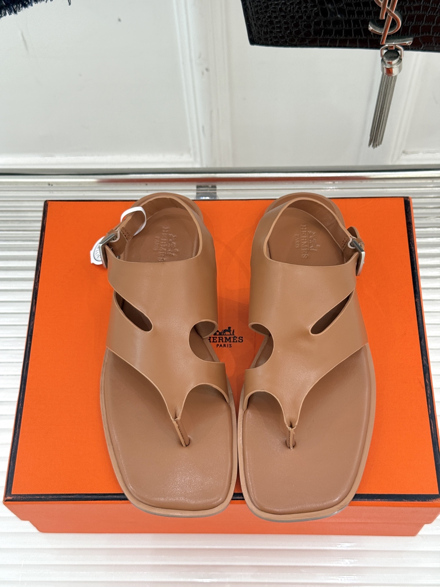 Hermès/爱马仕25WF春夏新品
方头Karen夹脚凉鞋
经典配色搭配时尚的几何图形设计
为这款凉