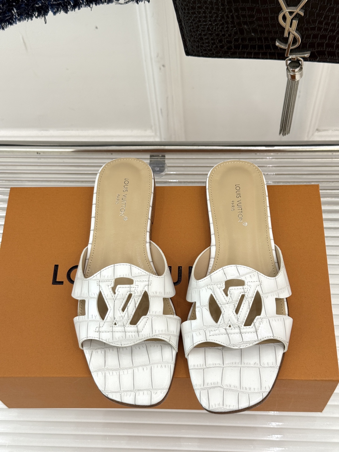  
L*V驴牌 经典爆款镂空拖鞋
简约大气  质感高级  
镂空大logo标志  
颇具品牌辨识度！
面