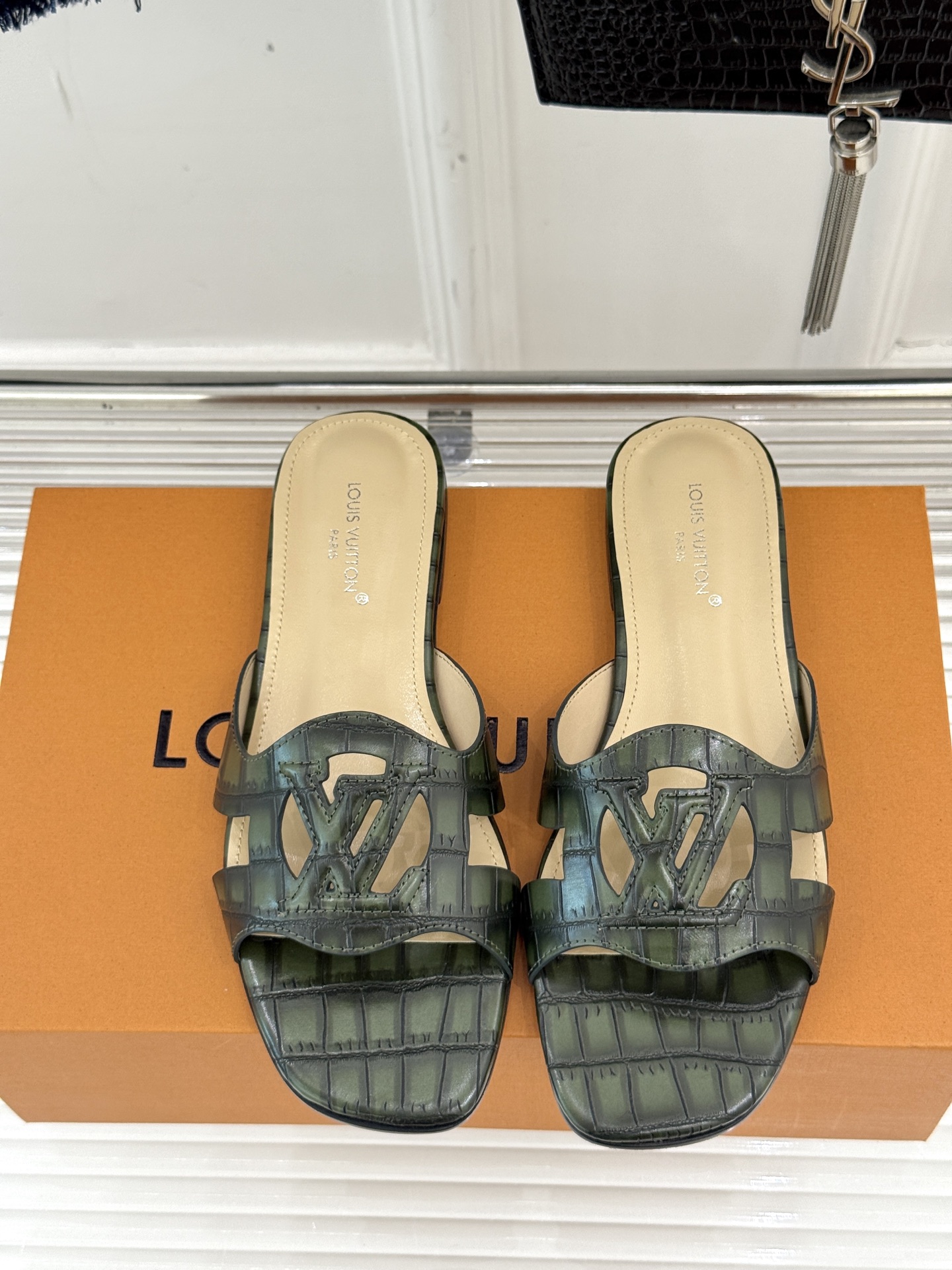  
L*V驴牌 经典爆款镂空拖鞋
简约大气  质感高级  
镂空大logo标志  
颇具品牌辨识度！
面