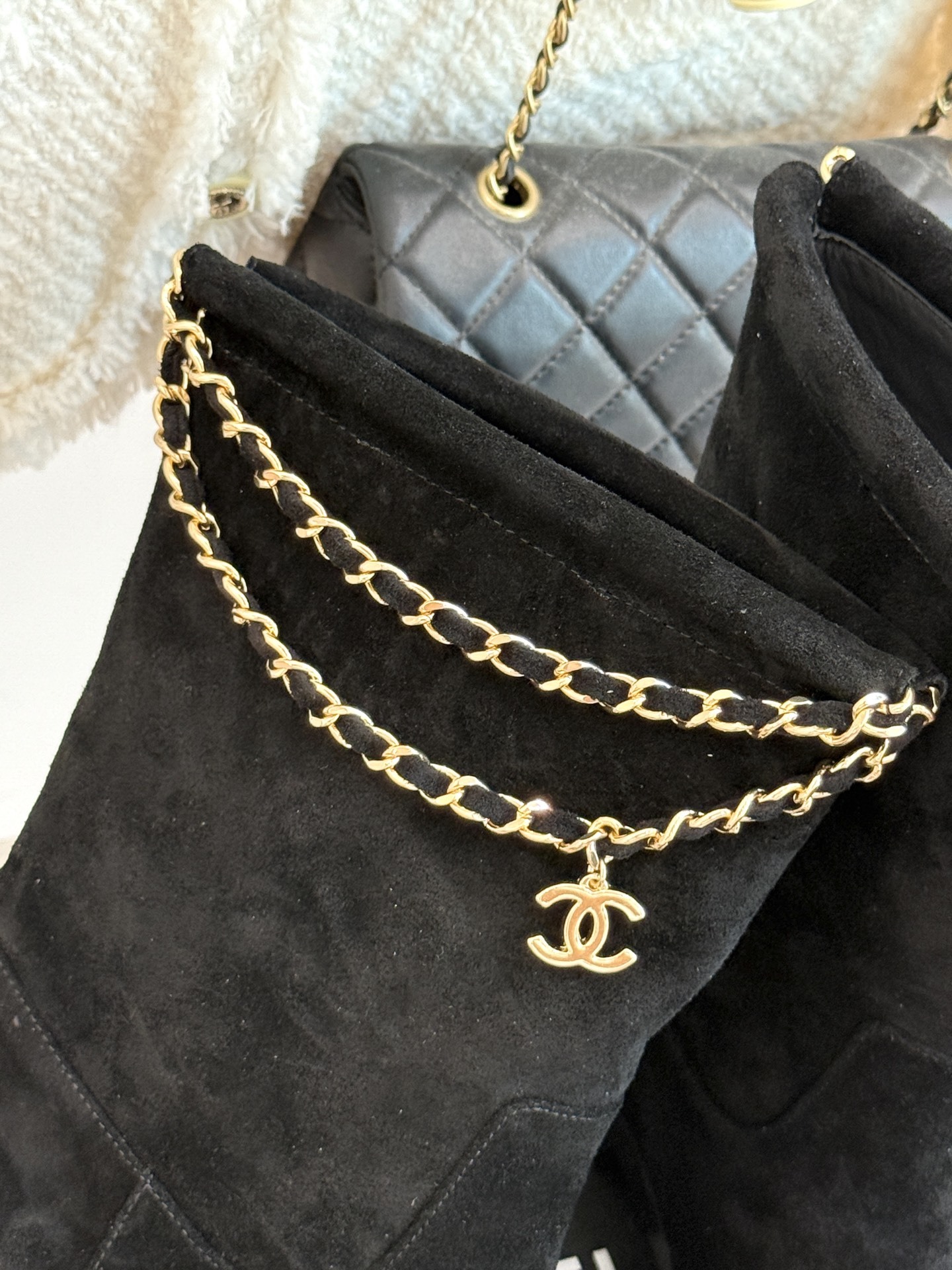 CHANE*|小香25B秋冬新品四叶草双C
链条靴子系列
标志性的双C元素与幸运的四叶草巧妙结合
链条的