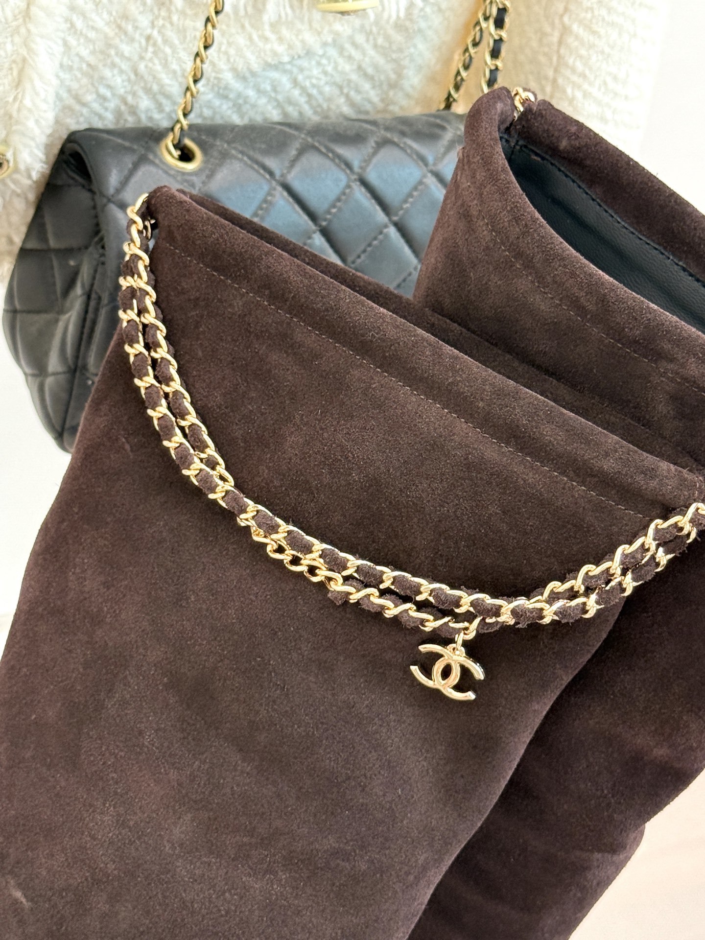 CHANE*|小香25B秋冬新品四叶草双C
链条靴子系列
标志性的双C元素与幸运的四叶草巧妙结合
链条的