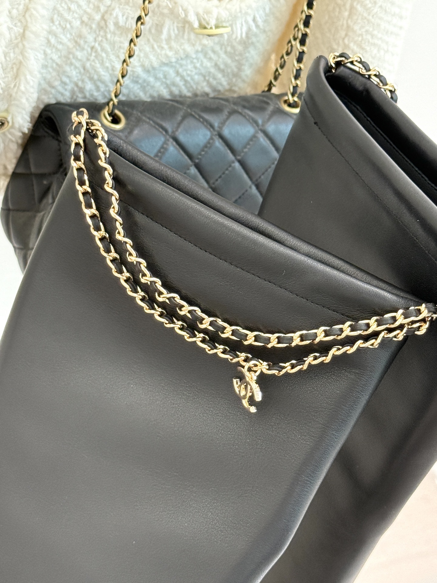CHANE*|小香25B秋冬新品四叶草双C
链条靴子系列
标志性的双C元素与幸运的四叶草巧妙结合
链条的