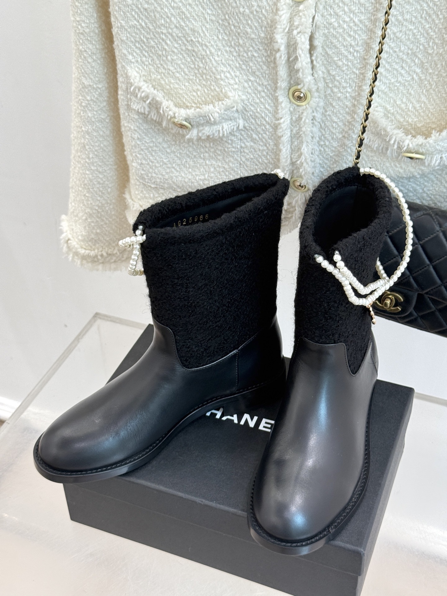 CHANE*|小香25B秋冬新品四叶草双C
链条靴子系列
标志性的双C元素与幸运的四叶草巧妙结合
链条的