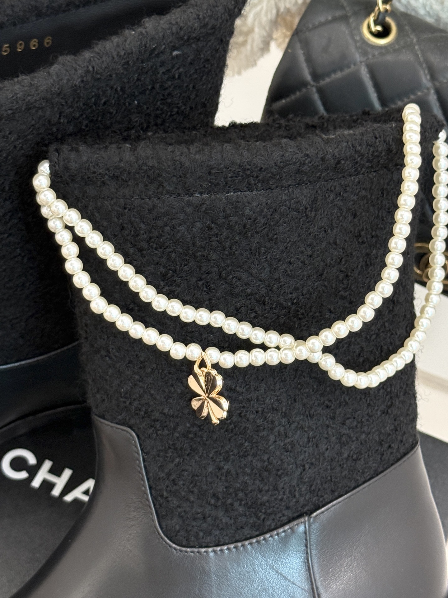 CHANE*|小香25B秋冬新品四叶草双C
链条靴子系列
标志性的双C元素与幸运的四叶草巧妙结合
链条的