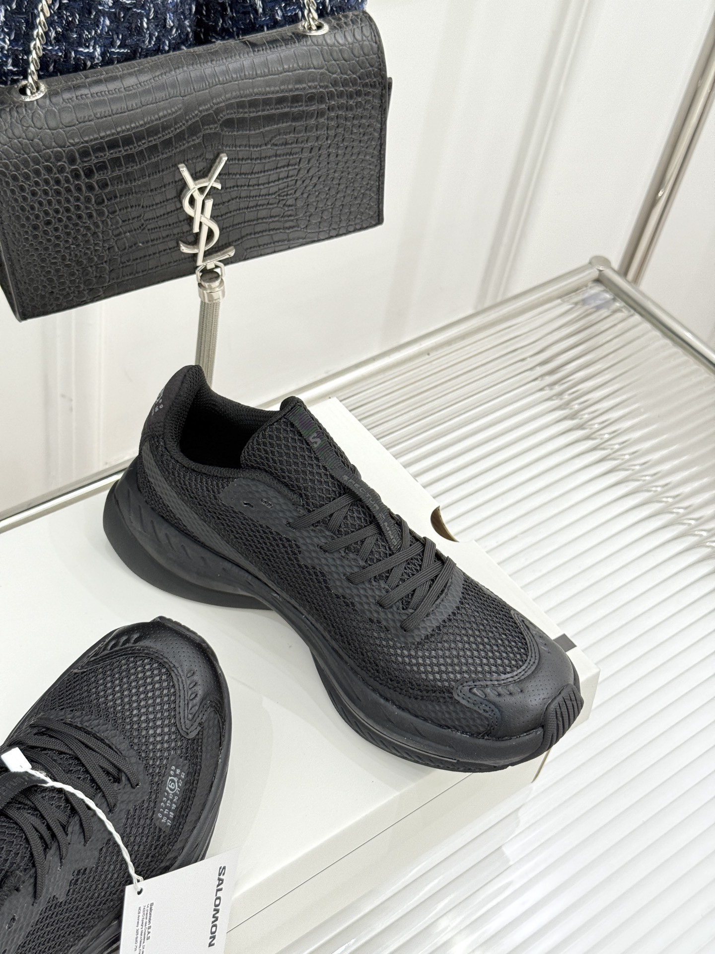 顶版
MM6 x SALOMON 联名情侣款运动鞋
先锋前卫的设计理念 打破传统时装的边界
数字密码般的