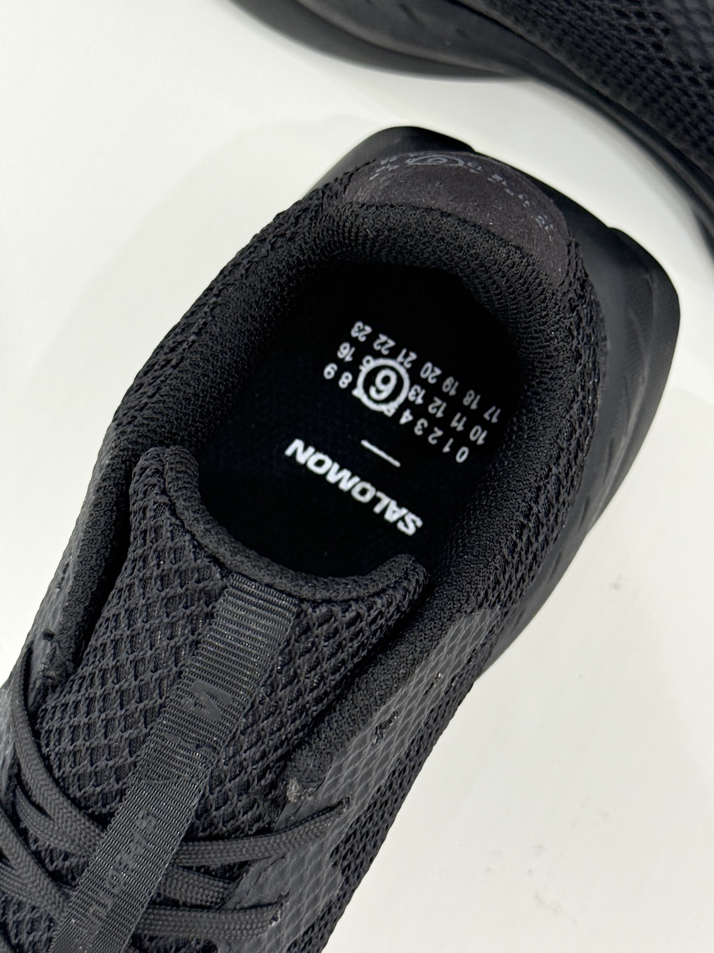 顶版
MM6 x SALOMON 联名情侣款运动鞋
先锋前卫的设计理念 打破传统时装的边界
数字密码般的
