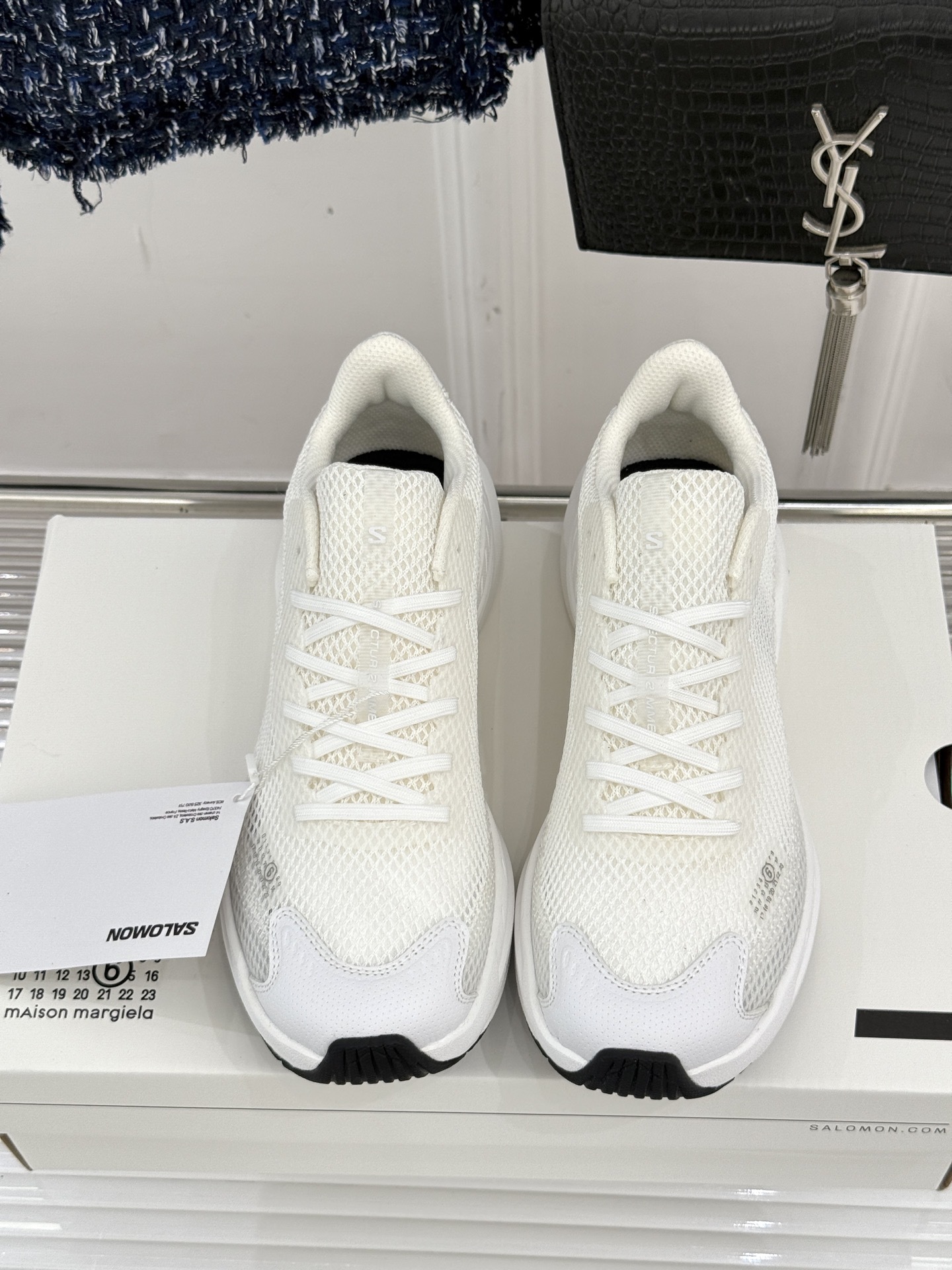 顶版
MM6 x SALOMON 联名情侣款运动鞋
先锋前卫的设计理念 打破传统时装的边界
数字密码般的