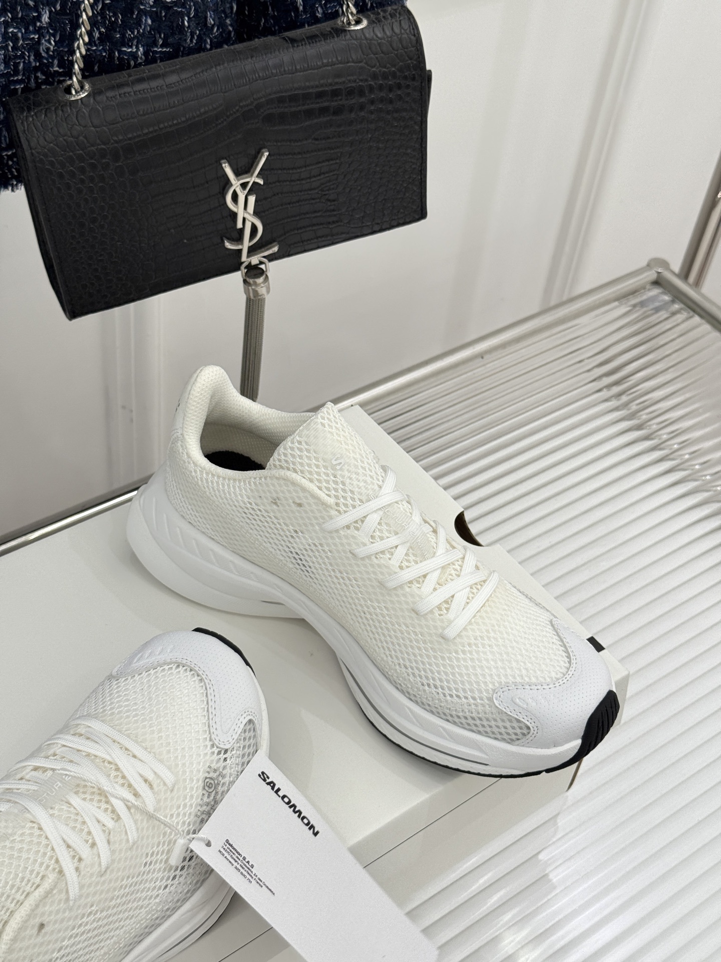 顶版
MM6 x SALOMON 联名情侣款运动鞋
先锋前卫的设计理念 打破传统时装的边界
数字密码般的