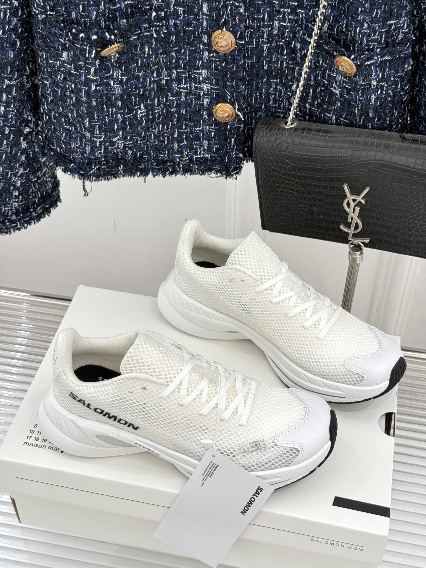 顶版
MM6 x SALOMON 联名情侣款运动鞋
先锋前卫的设计理念 打破传统时装的边界
数字密码般的