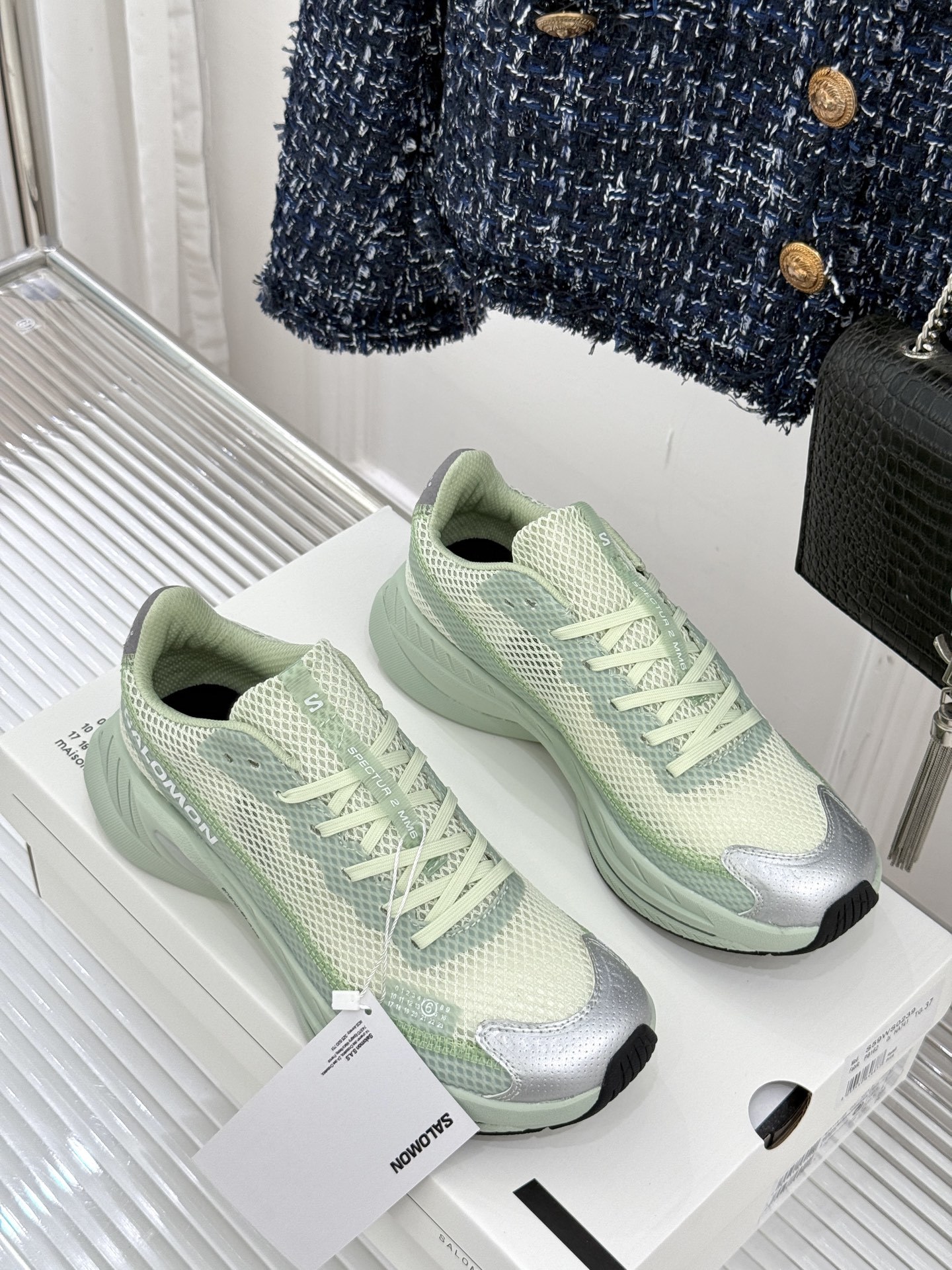 顶版
MM6 x SALOMON 联名情侣款运动鞋
先锋前卫的设计理念 打破传统时装的边界
数字密码般的