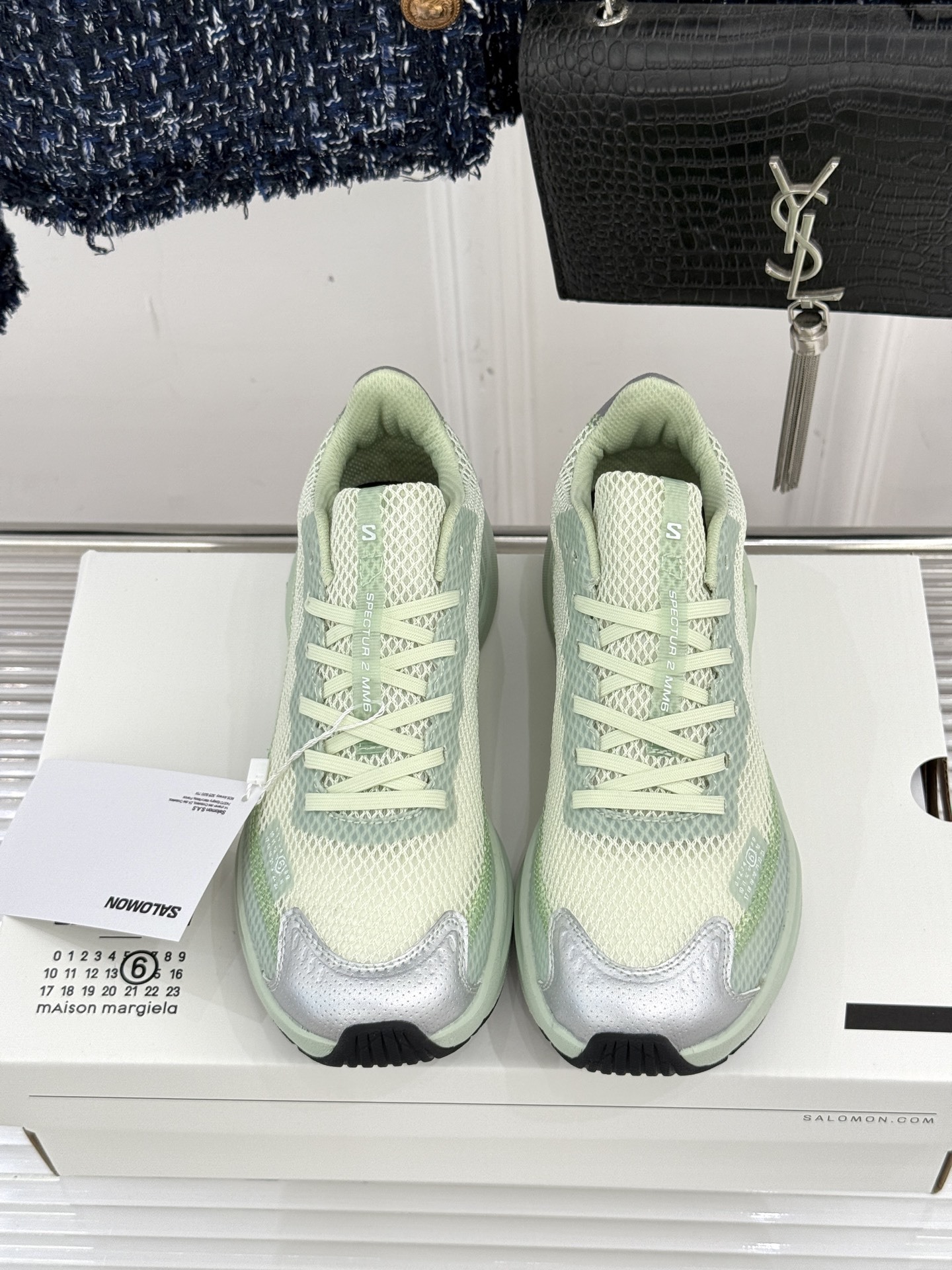 顶版
MM6 x SALOMON 联名情侣款运动鞋
先锋前卫的设计理念 打破传统时装的边界
数字密码般的