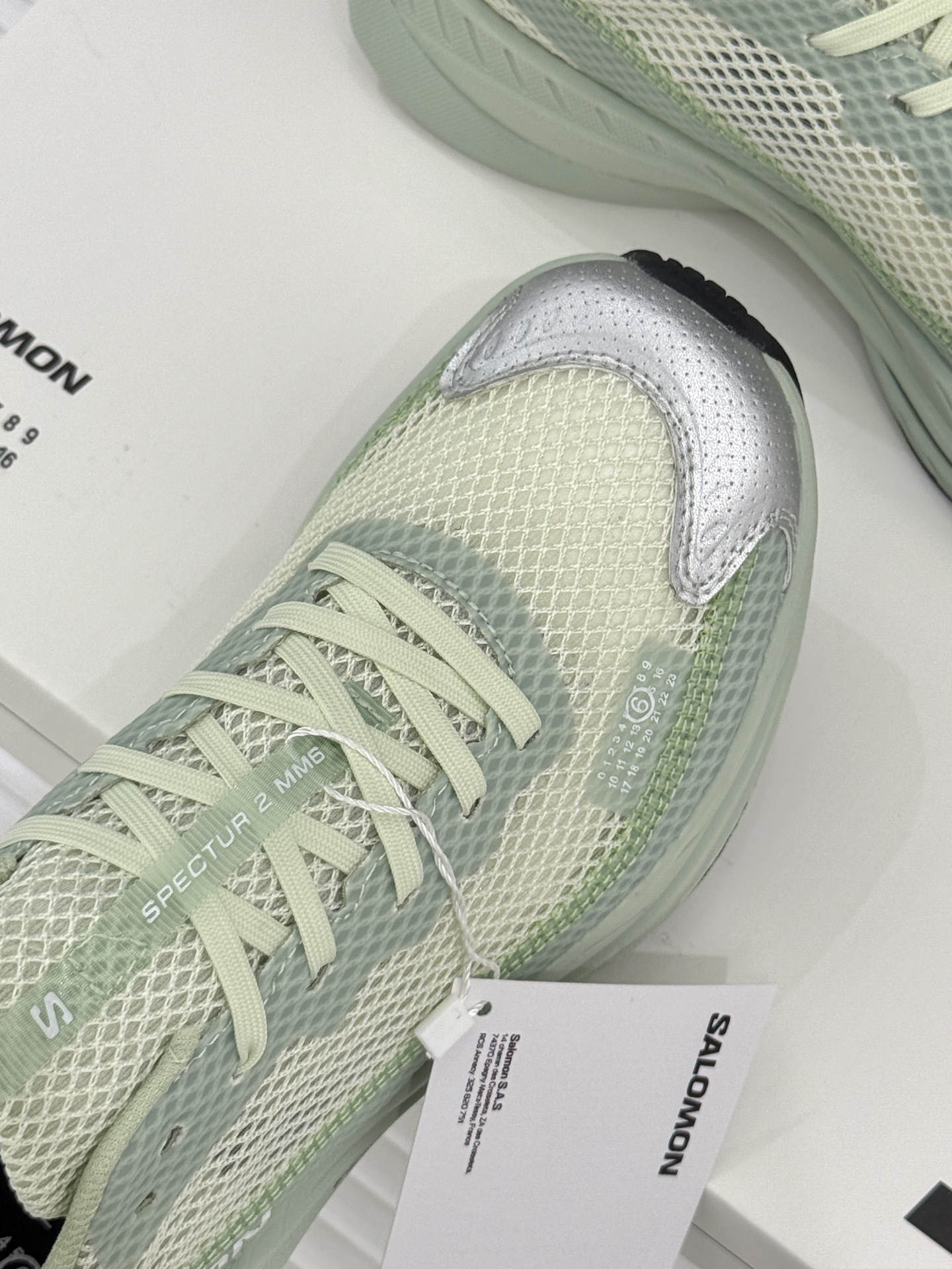 顶版
MM6 x SALOMON 联名情侣款运动鞋
先锋前卫的设计理念 打破传统时装的边界
数字密码般的