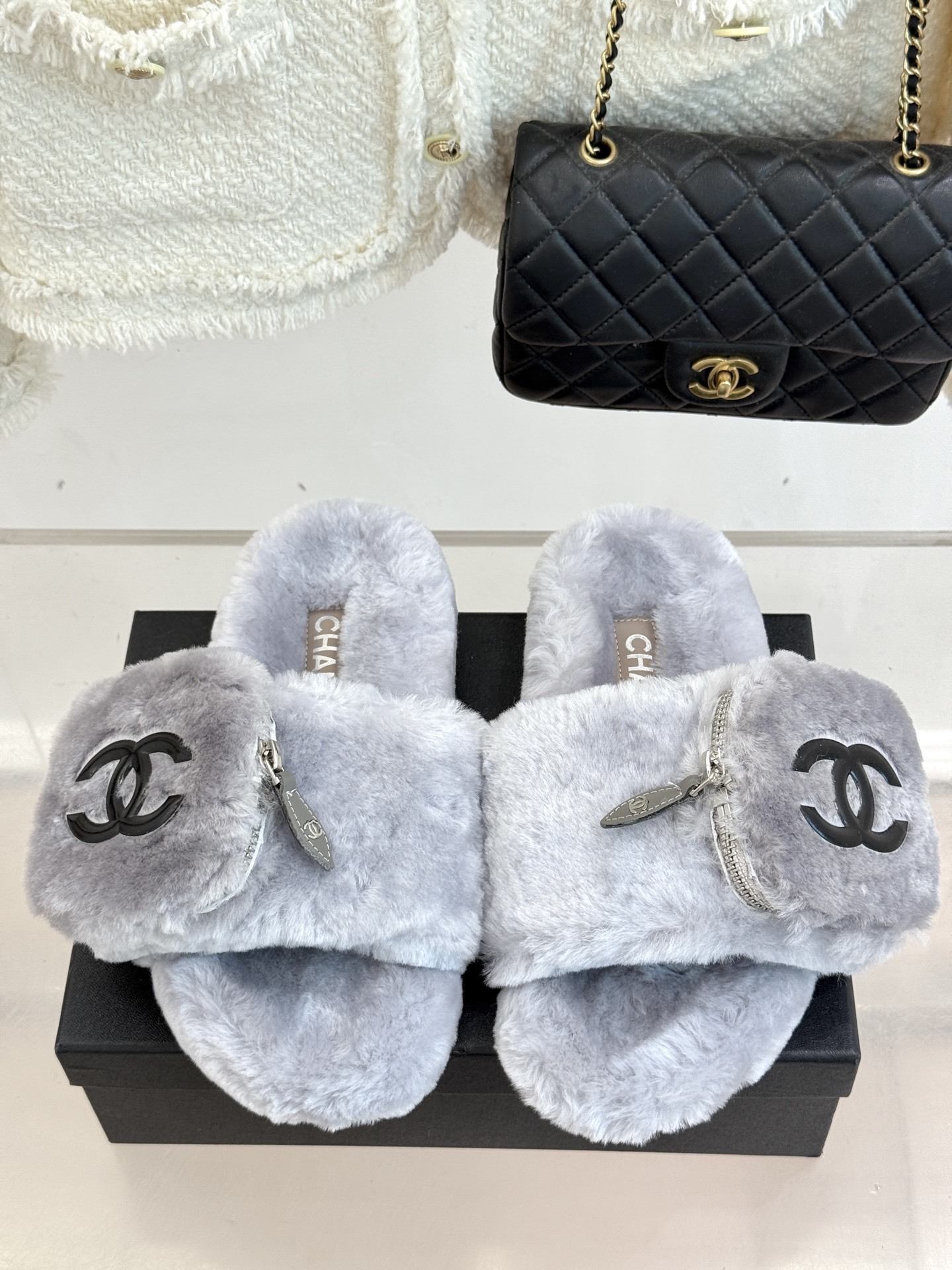 CHANE*|小香25A秋冬新品钱包毛拖
今年秋冬 小香这双钱包毛拖简直火出圈
一上架就被抢购 我