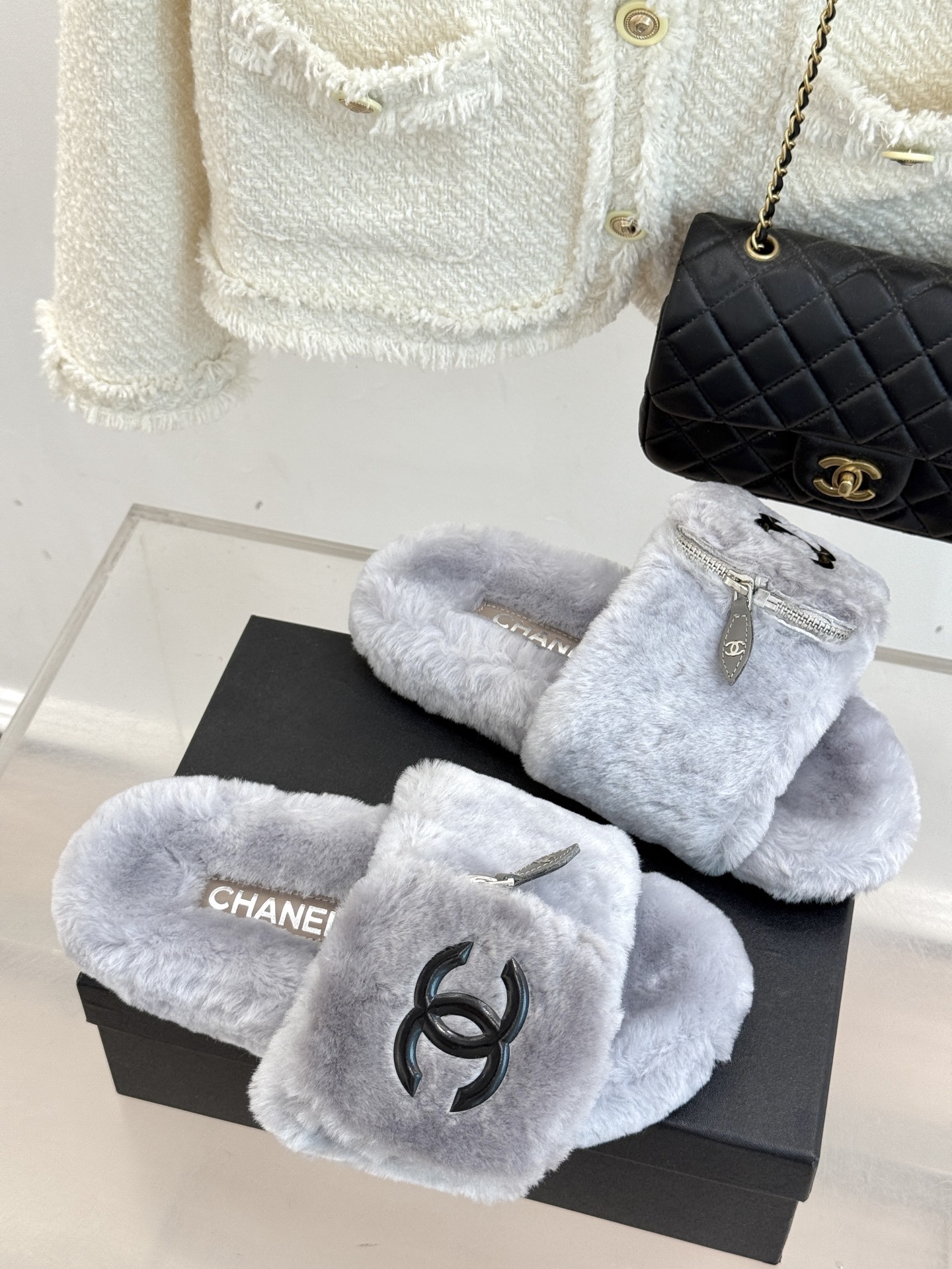 CHANE*|小香25A秋冬新品钱包毛拖
今年秋冬 小香这双钱包毛拖简直火出圈
一上架就被抢购 我