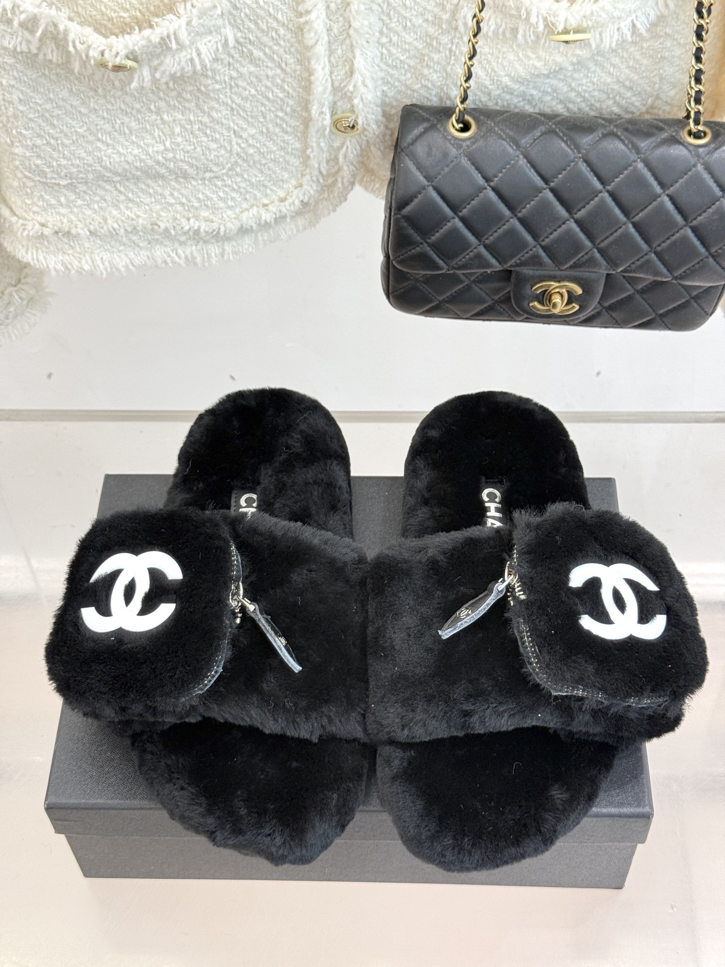CHANE*|小香25A秋冬新品钱包毛拖
今年秋冬 小香这双钱包毛拖简直火出圈
一上架就被抢购 我