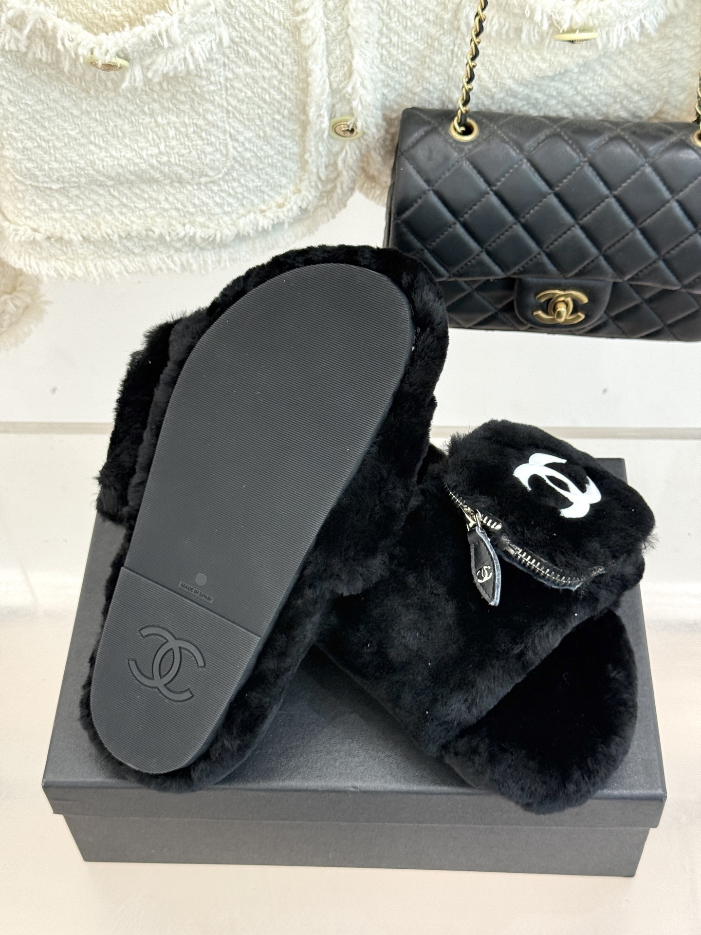 CHANE*|小香25A秋冬新品钱包毛拖
今年秋冬 小香这双钱包毛拖简直火出圈
一上架就被抢购 我