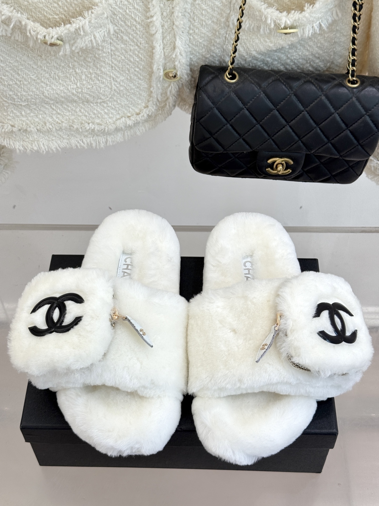 CHANE*|小香25A秋冬新品钱包毛拖
今年秋冬 小香这双钱包毛拖简直火出圈
一上架就被抢购 我