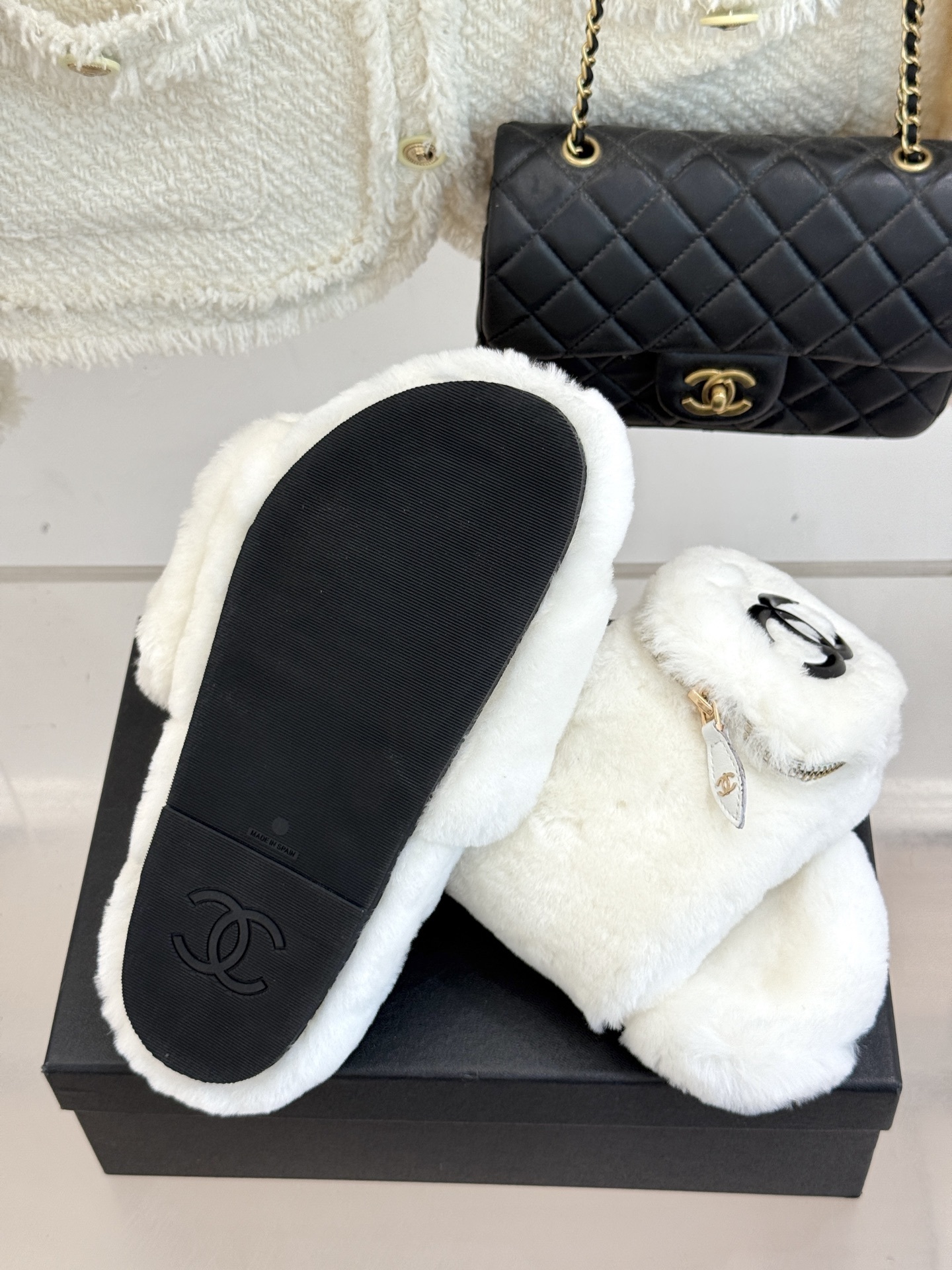 CHANE*|小香25A秋冬新品钱包毛拖
今年秋冬 小香这双钱包毛拖简直火出圈
一上架就被抢购 我