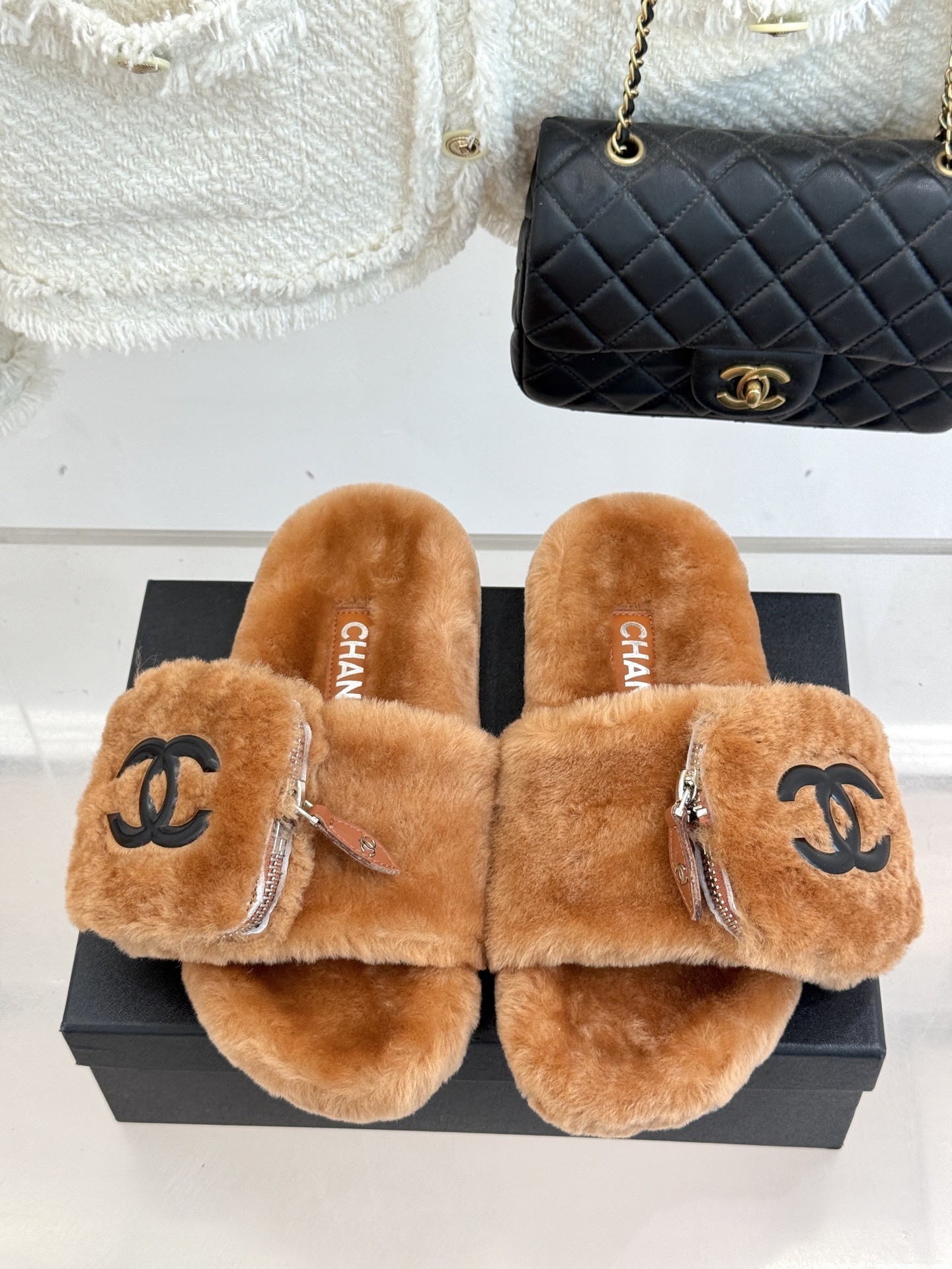 CHANE*|小香25A秋冬新品钱包毛拖
今年秋冬 小香这双钱包毛拖简直火出圈
一上架就被抢购 我