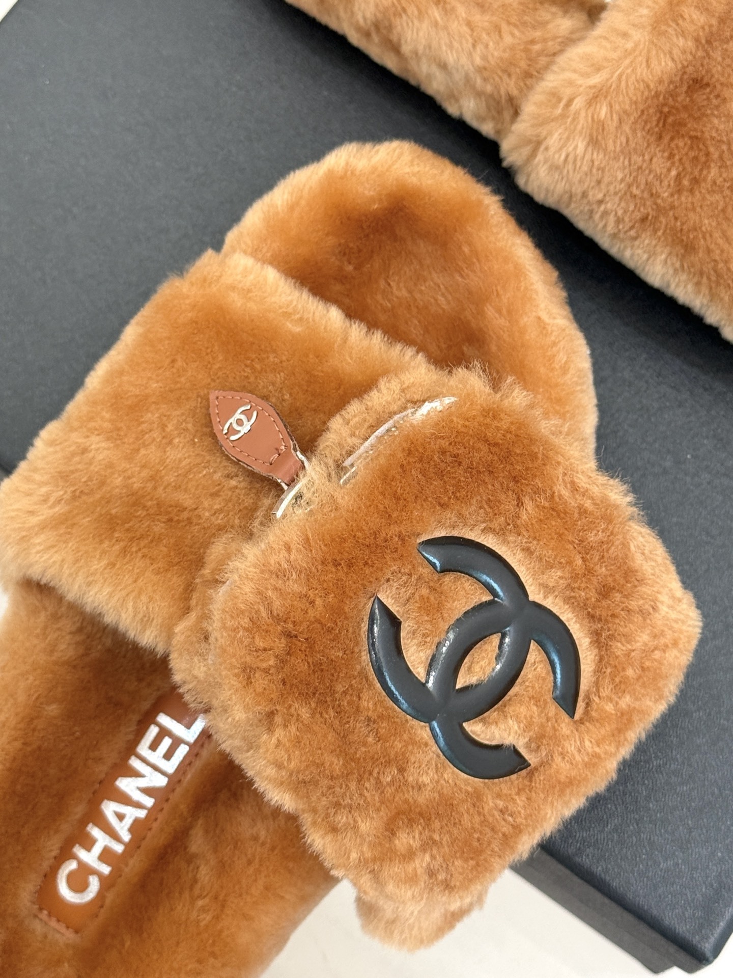 CHANE*|小香25A秋冬新品钱包毛拖
今年秋冬 小香这双钱包毛拖简直火出圈
一上架就被抢购 我