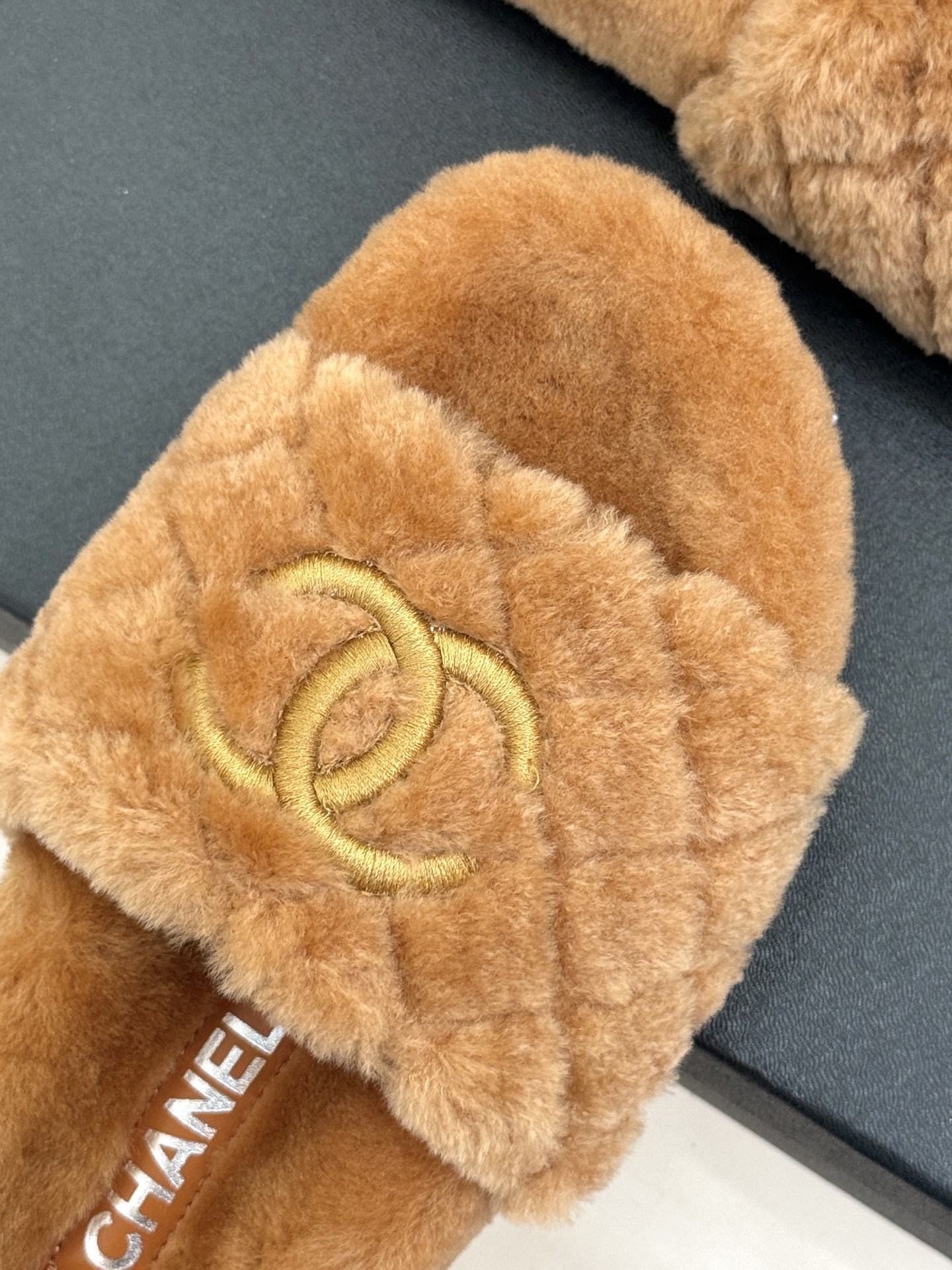 CHANE*|小香经典电绣双C菱格毛拖
秋冬时髦新宠!
入秋之后 寻觅一双既温暖又能凹造型的鞋子
终于