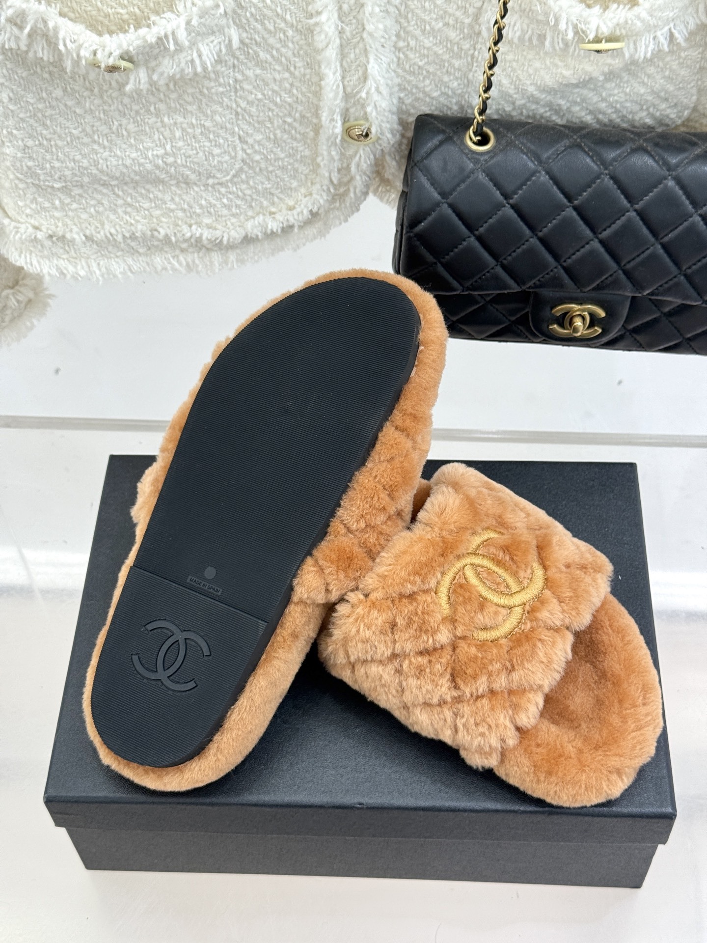 CHANE*|小香经典电绣双C菱格毛拖
秋冬时髦新宠!
入秋之后 寻觅一双既温暖又能凹造型的鞋子
终于