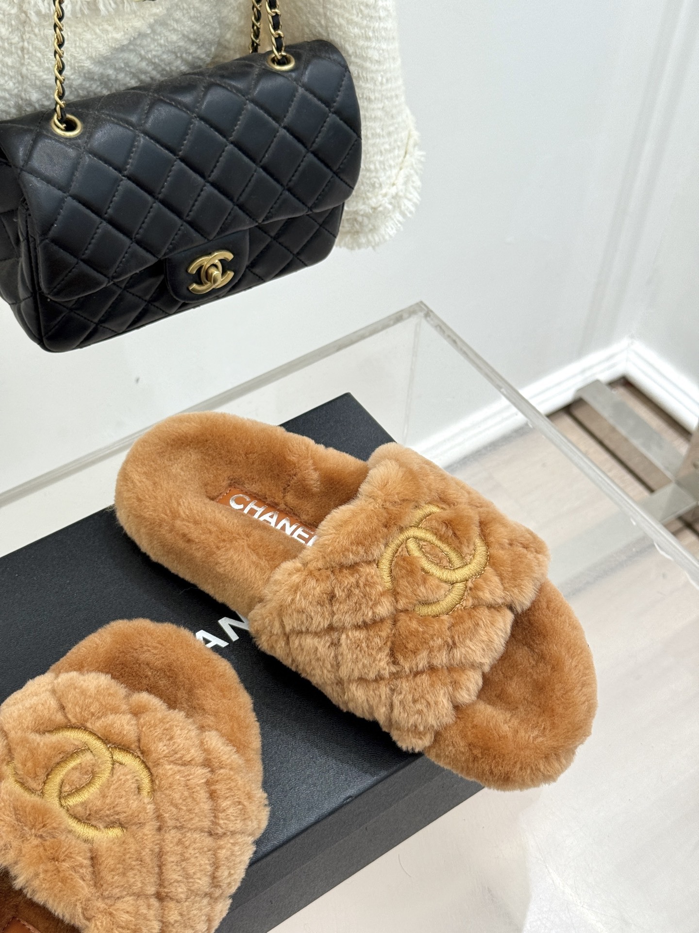 CHANE*|小香经典电绣双C菱格毛拖
秋冬时髦新宠!
入秋之后 寻觅一双既温暖又能凹造型的鞋子
终于