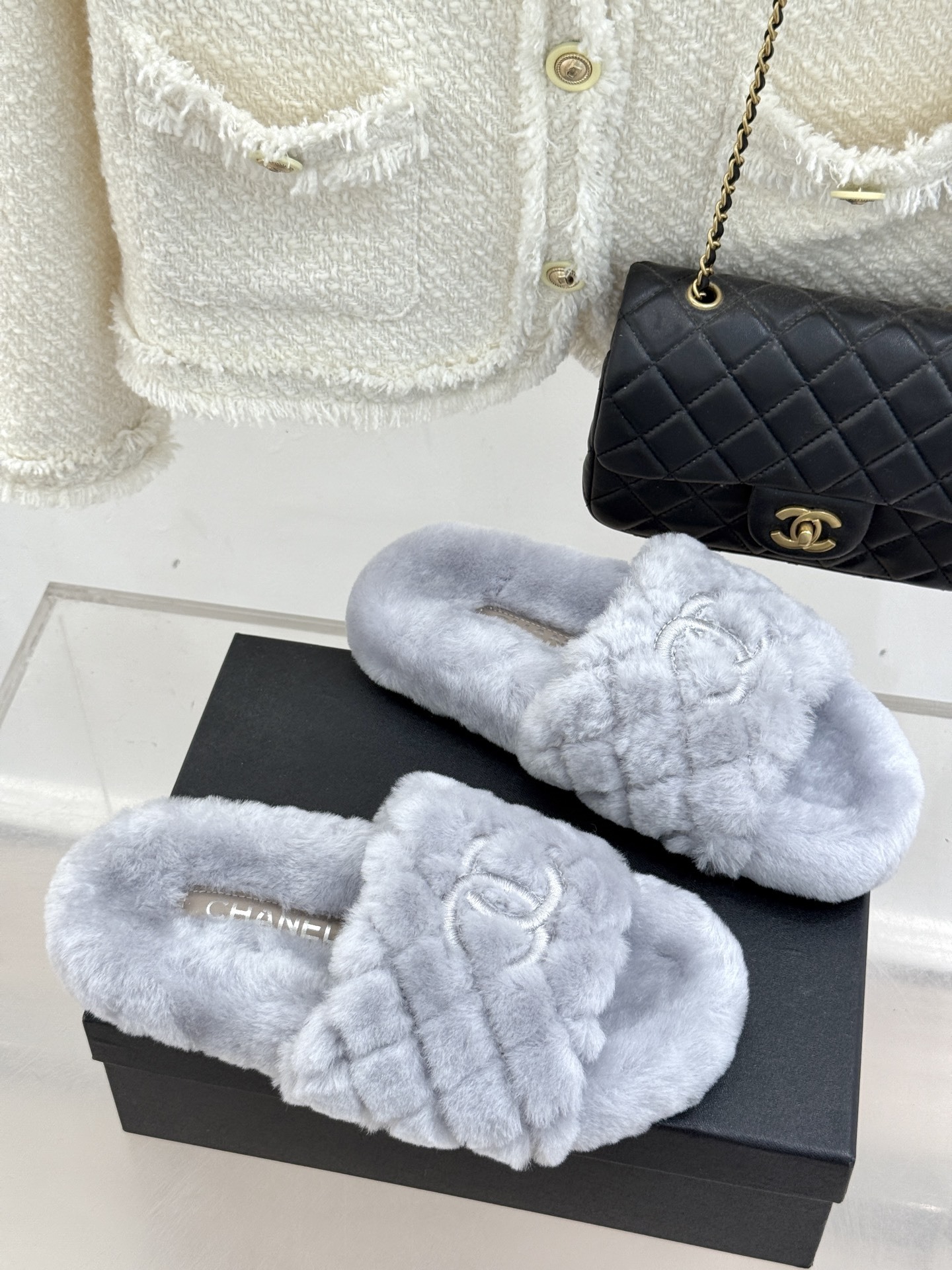 CHANE*|小香经典电绣双C菱格毛拖
秋冬时髦新宠!
入秋之后 寻觅一双既温暖又能凹造型的鞋子
终于