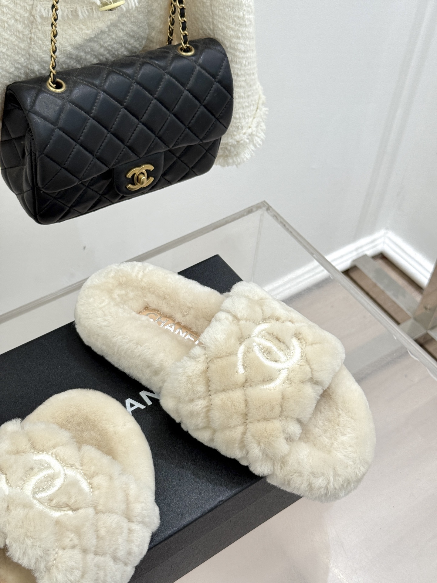 CHANE*|小香经典电绣双C菱格毛拖
秋冬时髦新宠!
入秋之后 寻觅一双既温暖又能凹造型的鞋子
终于