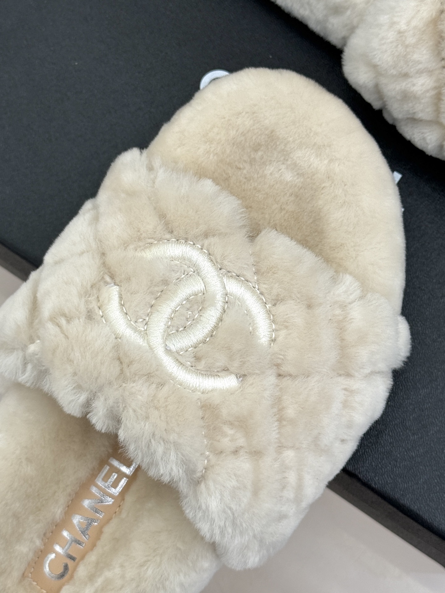 CHANE*|小香经典电绣双C菱格毛拖
秋冬时髦新宠!
入秋之后 寻觅一双既温暖又能凹造型的鞋子
终于