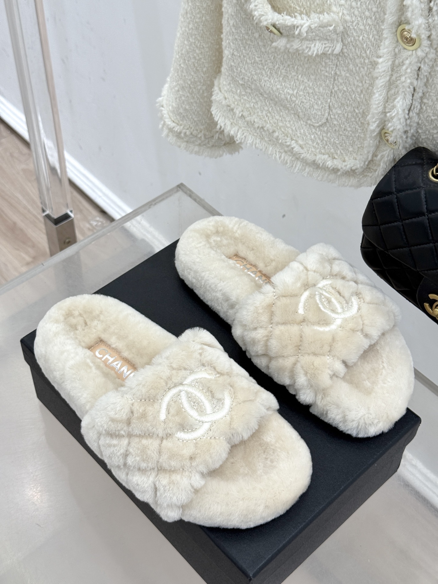 CHANE*|小香经典电绣双C菱格毛拖
秋冬时髦新宠!
入秋之后 寻觅一双既温暖又能凹造型的鞋子
终于