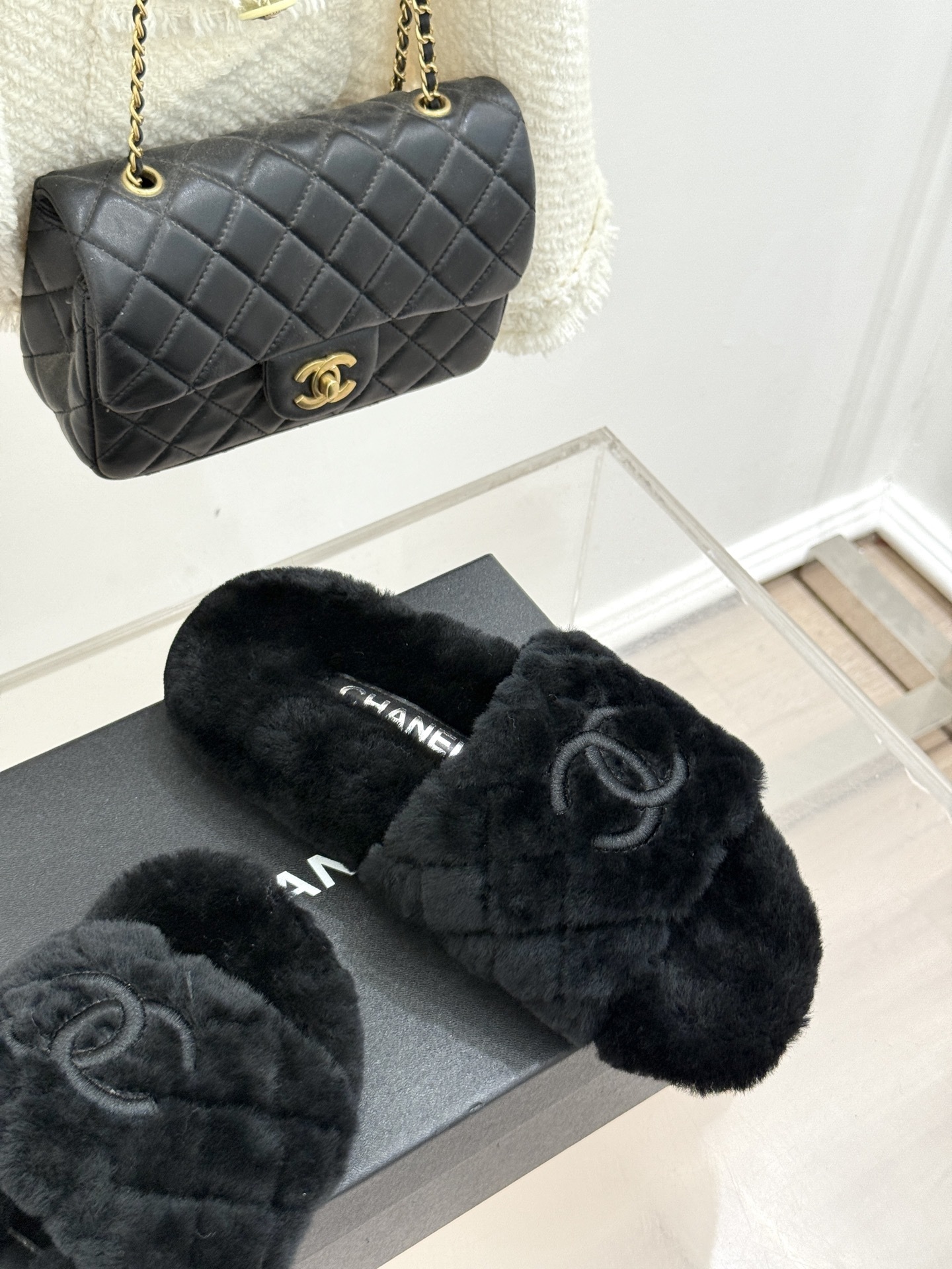 CHANE*|小香经典电绣双C菱格毛拖
秋冬时髦新宠!
入秋之后 寻觅一双既温暖又能凹造型的鞋子
终于