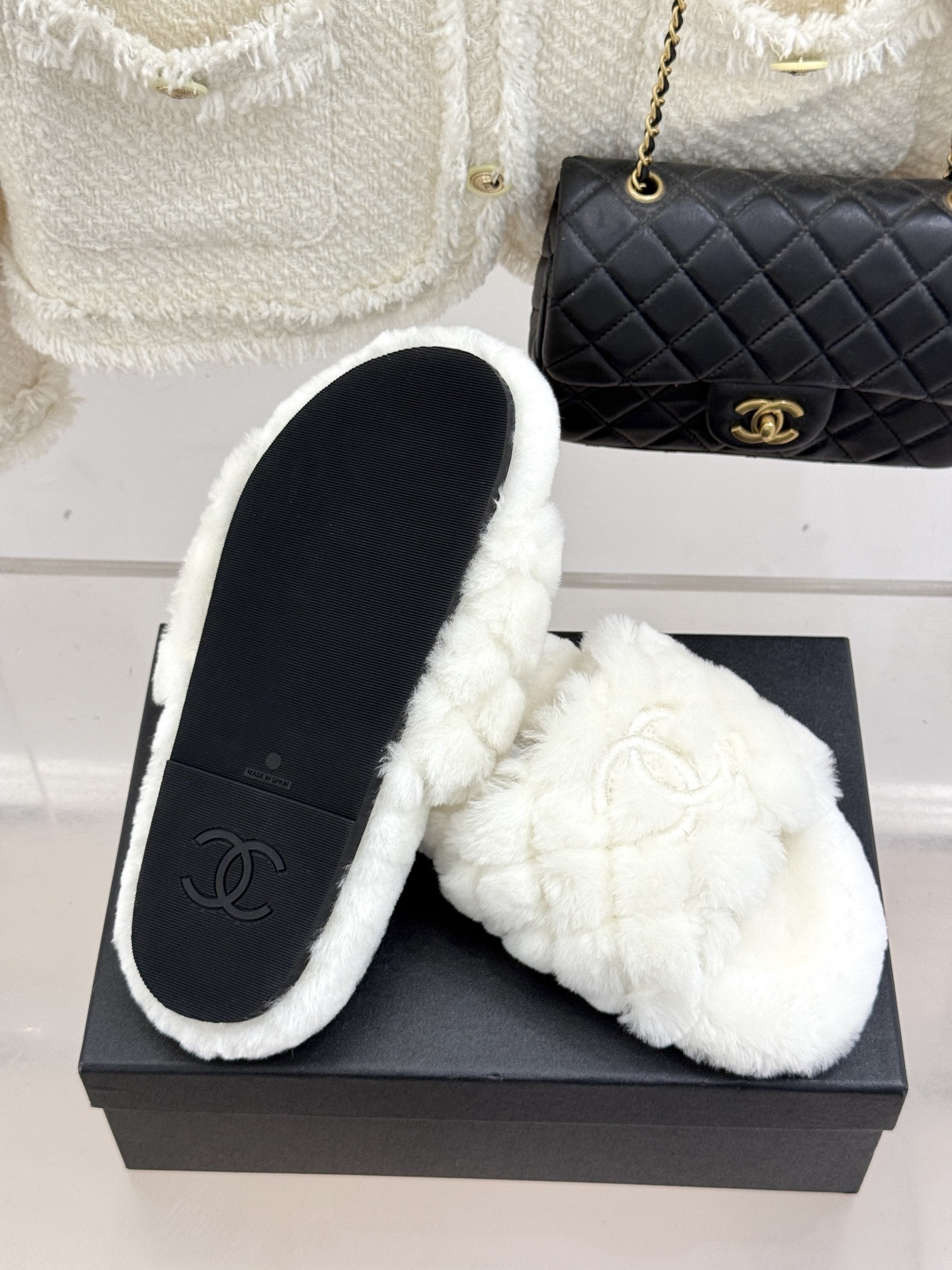 CHANE*|小香经典电绣双C菱格毛拖
秋冬时髦新宠!
入秋之后 寻觅一双既温暖又能凹造型的鞋子
终于