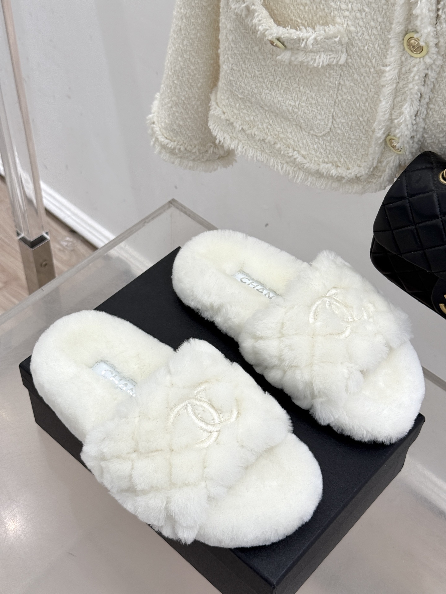 CHANE*|小香经典电绣双C菱格毛拖
秋冬时髦新宠!
入秋之后 寻觅一双既温暖又能凹造型的鞋子
终于