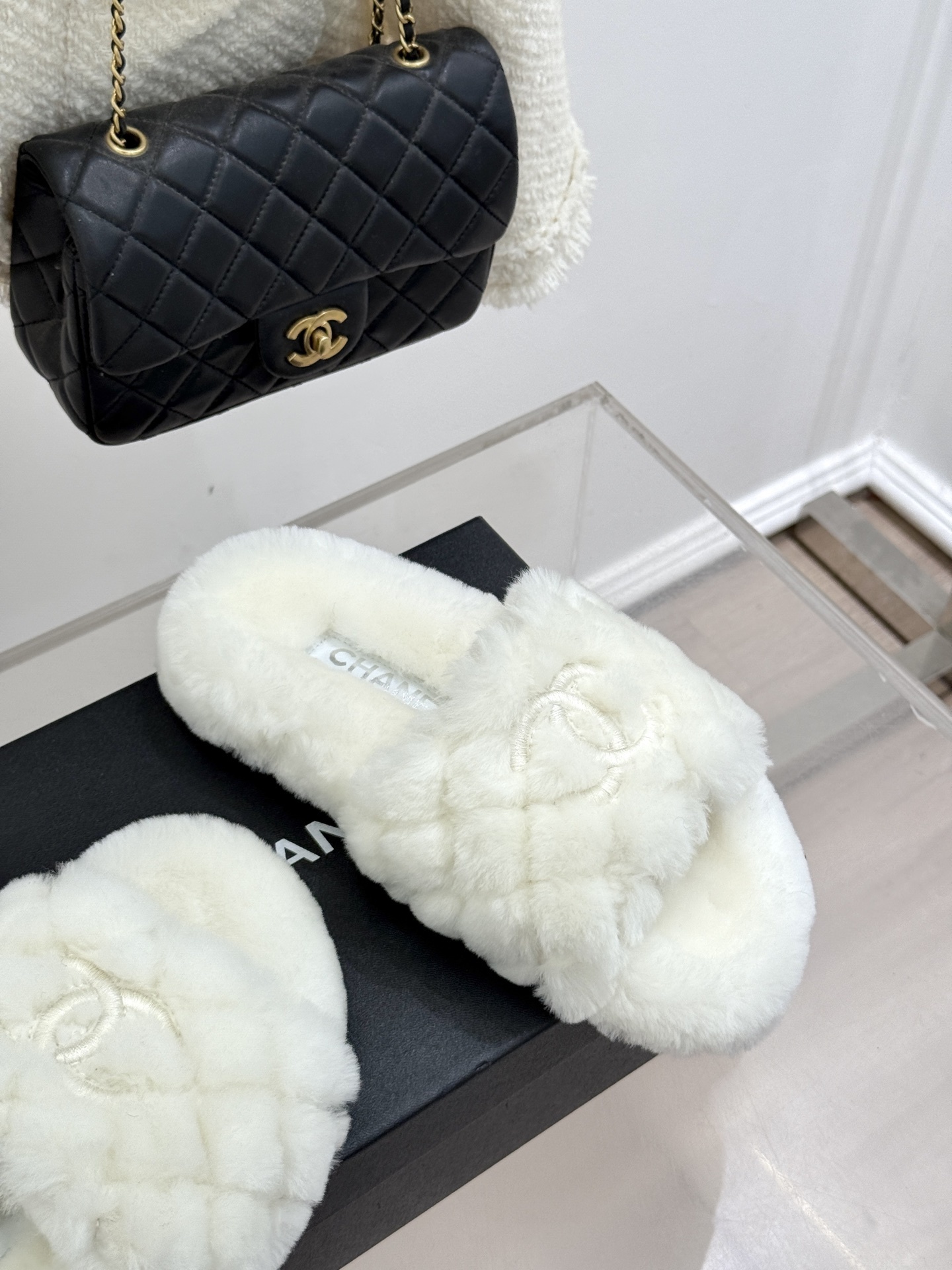 CHANE*|小香经典电绣双C菱格毛拖
秋冬时髦新宠!
入秋之后 寻觅一双既温暖又能凹造型的鞋子
终于