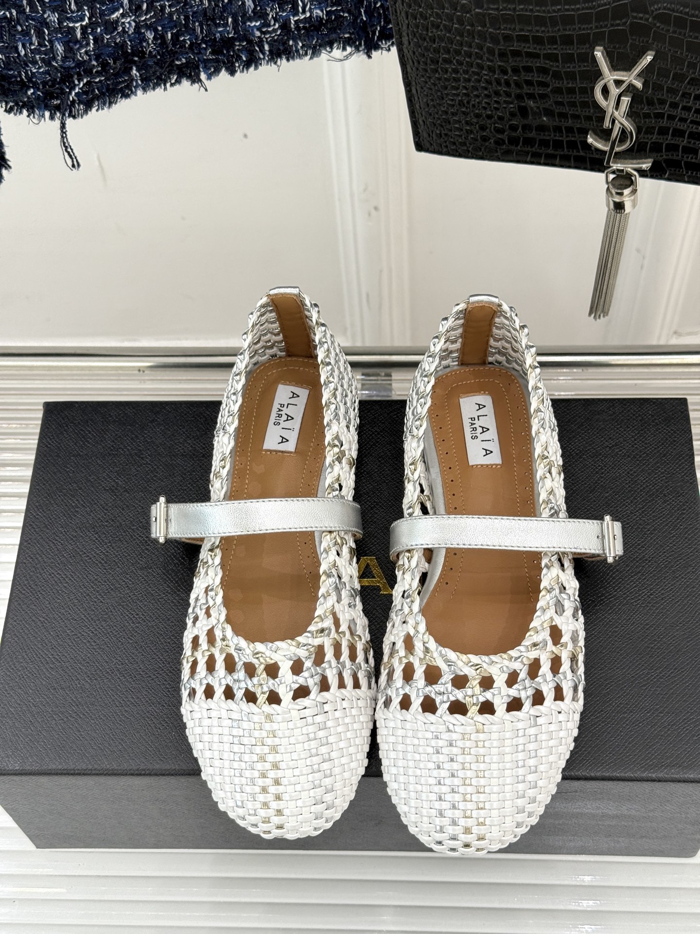 ALAIA|阿莱亚经典镂空编织玛丽珍鞋
每一处细节都彰显着法式精致。
独特的镂空编织工艺 似有若无地展