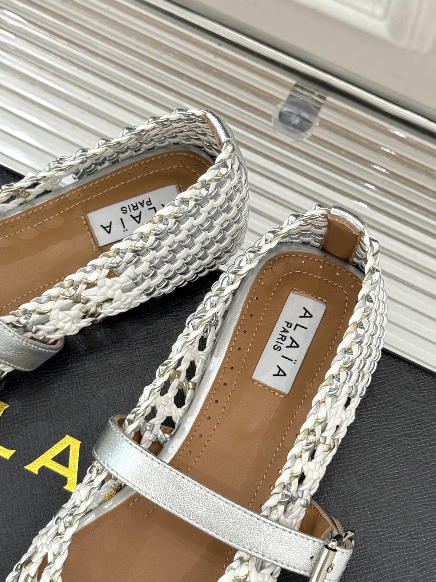 ALAIA|阿莱亚经典镂空编织玛丽珍鞋
每一处细节都彰显着法式精致。
独特的镂空编织工艺 似有若无地展