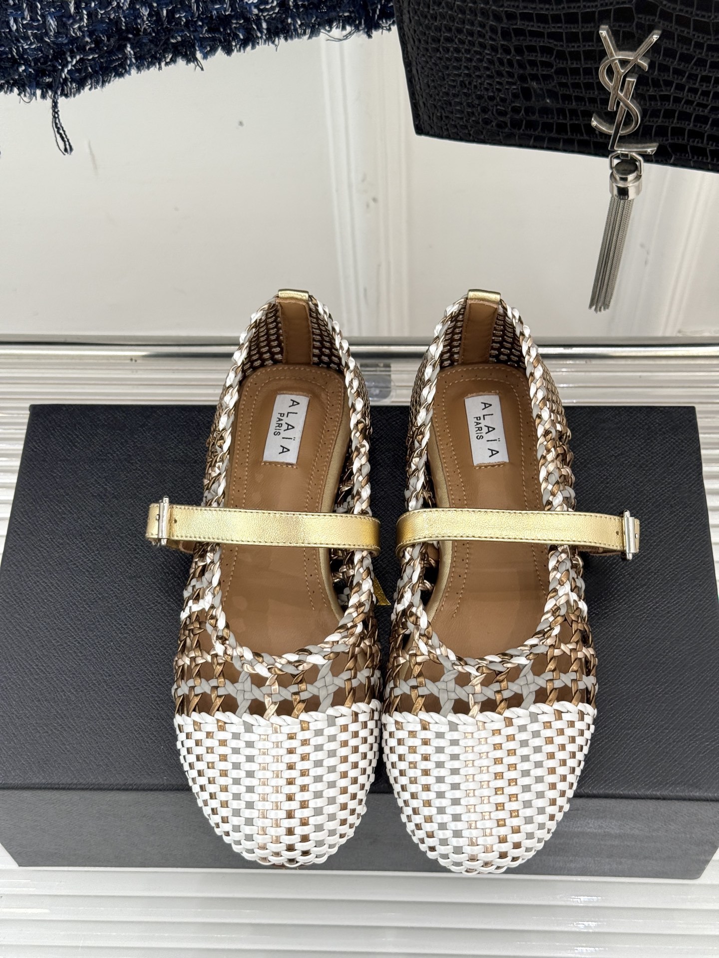 ALAIA|阿莱亚经典镂空编织玛丽珍鞋
每一处细节都彰显着法式精致。
独特的镂空编织工艺 似有若无地展