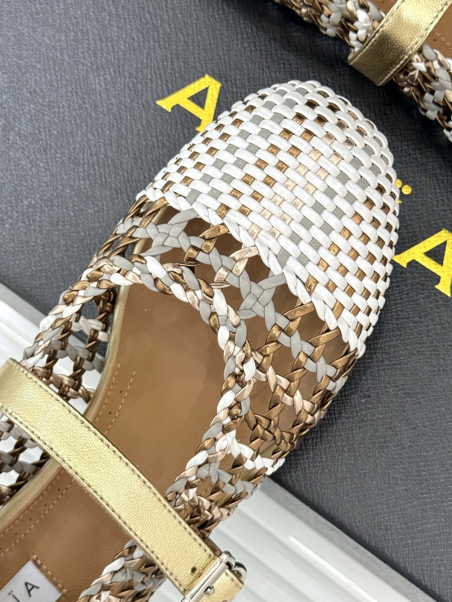 ALAIA|阿莱亚经典镂空编织玛丽珍鞋
每一处细节都彰显着法式精致。
独特的镂空编织工艺 似有若无地展