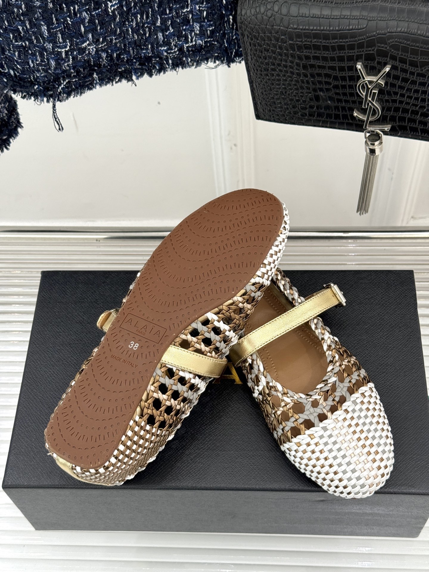 ALAIA|阿莱亚经典镂空编织玛丽珍鞋
每一处细节都彰显着法式精致。
独特的镂空编织工艺 似有若无地展