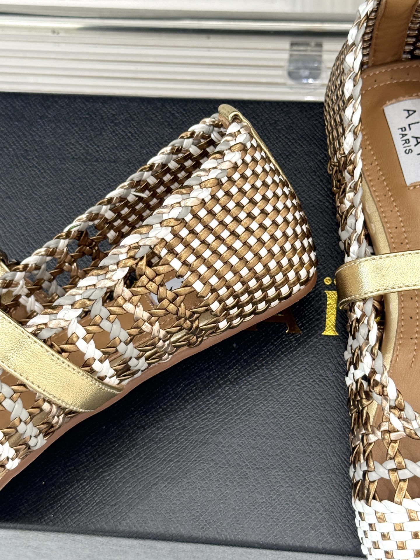 ALAIA|阿莱亚经典镂空编织玛丽珍鞋
每一处细节都彰显着法式精致。
独特的镂空编织工艺 似有若无地展
