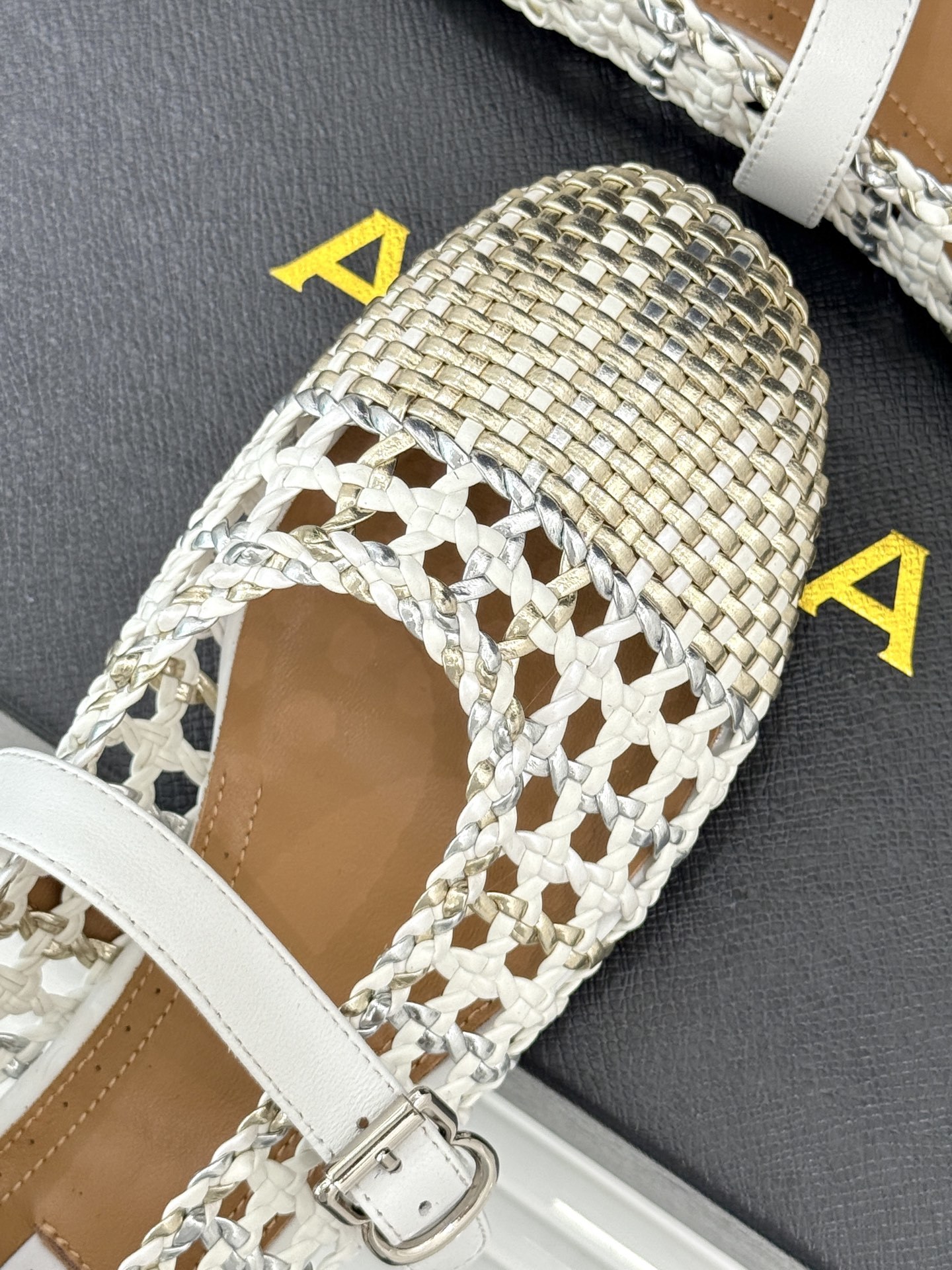 ALAIA|阿莱亚经典镂空编织玛丽珍鞋
每一处细节都彰显着法式精致。
独特的镂空编织工艺 似有若无地展