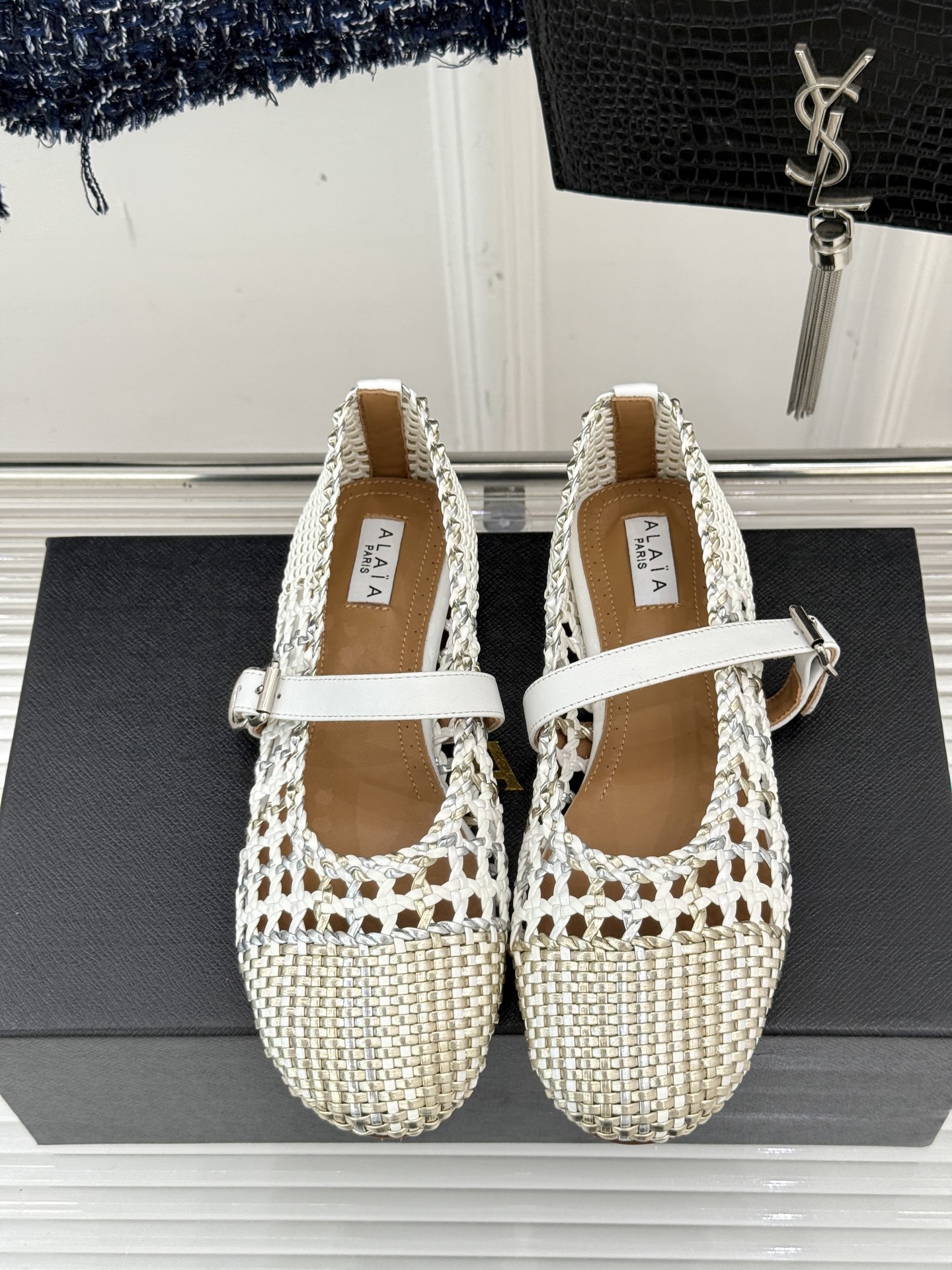 ALAIA|阿莱亚经典镂空编织玛丽珍鞋
每一处细节都彰显着法式精致。
独特的镂空编织工艺 似有若无地展